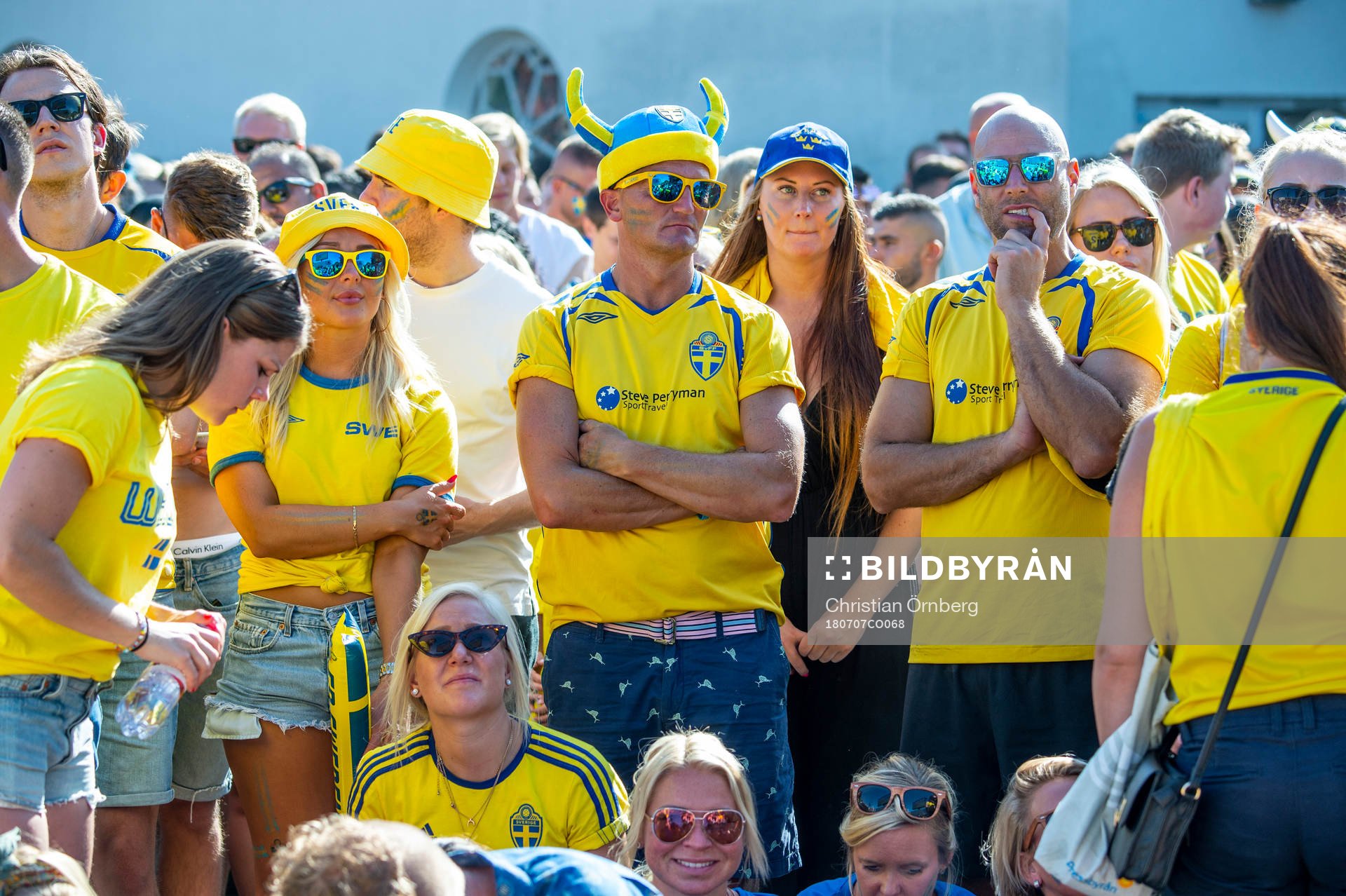 Deppande supportrar i slutminuterna följer matchen mellan