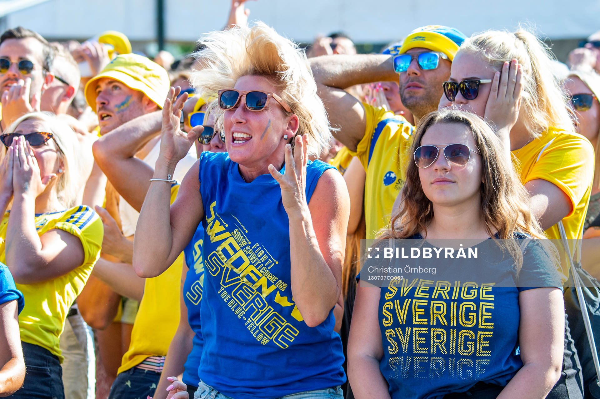Supportrar i slutminuterna följer matchen mellan Sverige