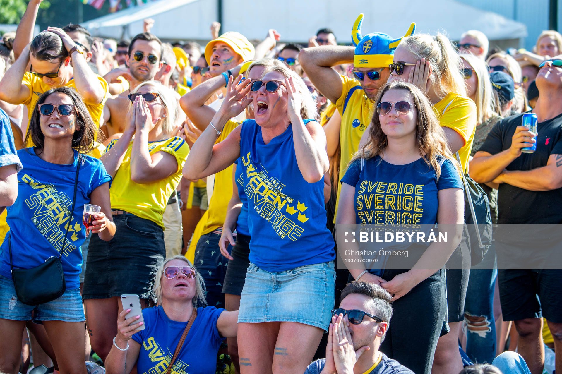 Supportrar i slutminuterna följer matchen mellan Sverige