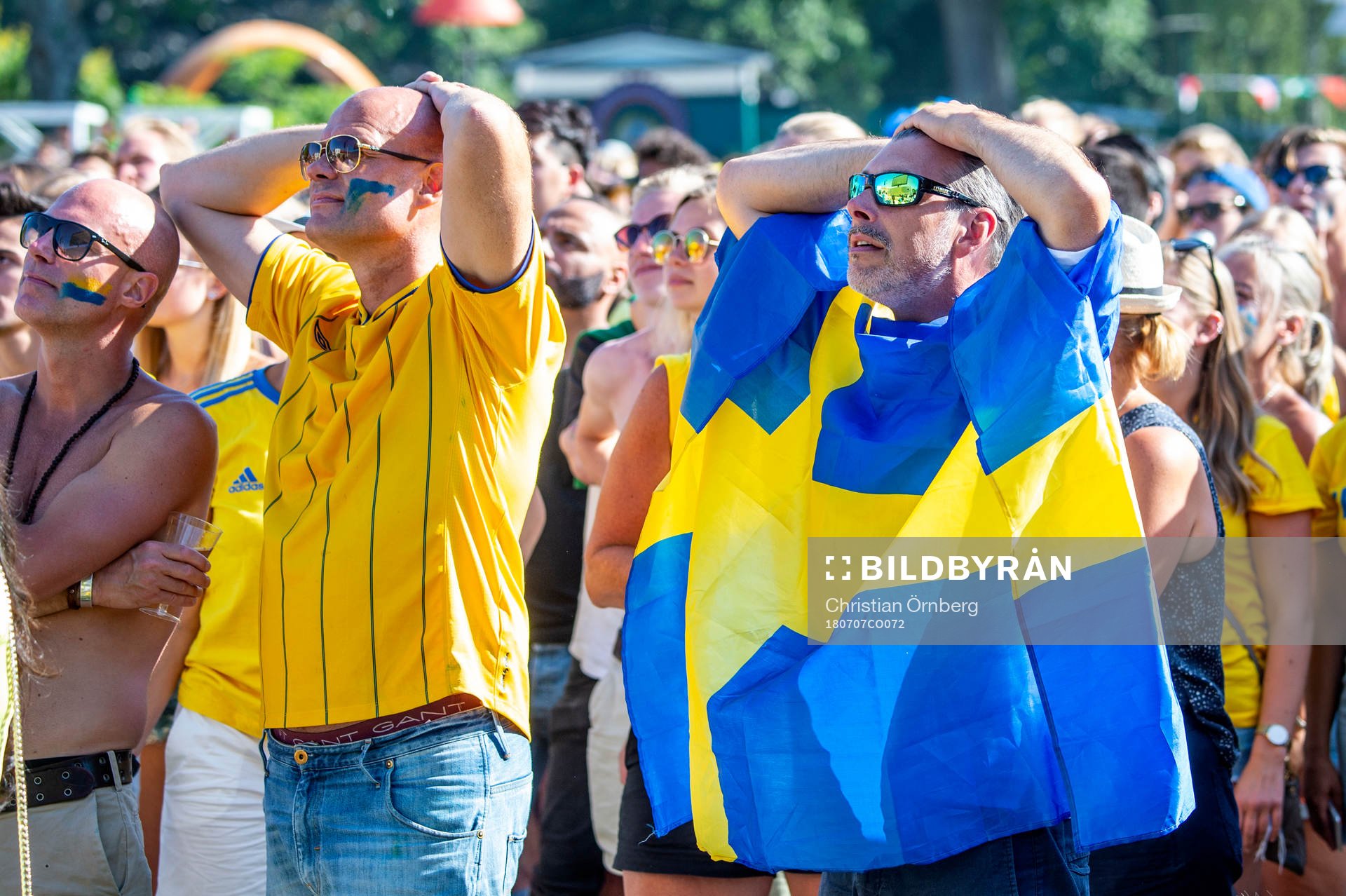 Deppande supportrar i slutminuterna följer matchen mellan