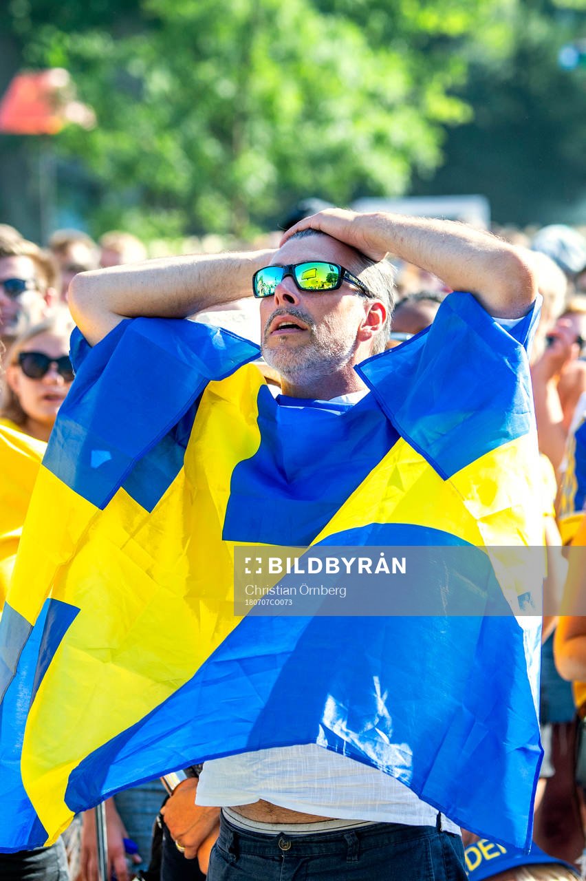Deppande supportrar i slutminuterna följer matchen mellan
