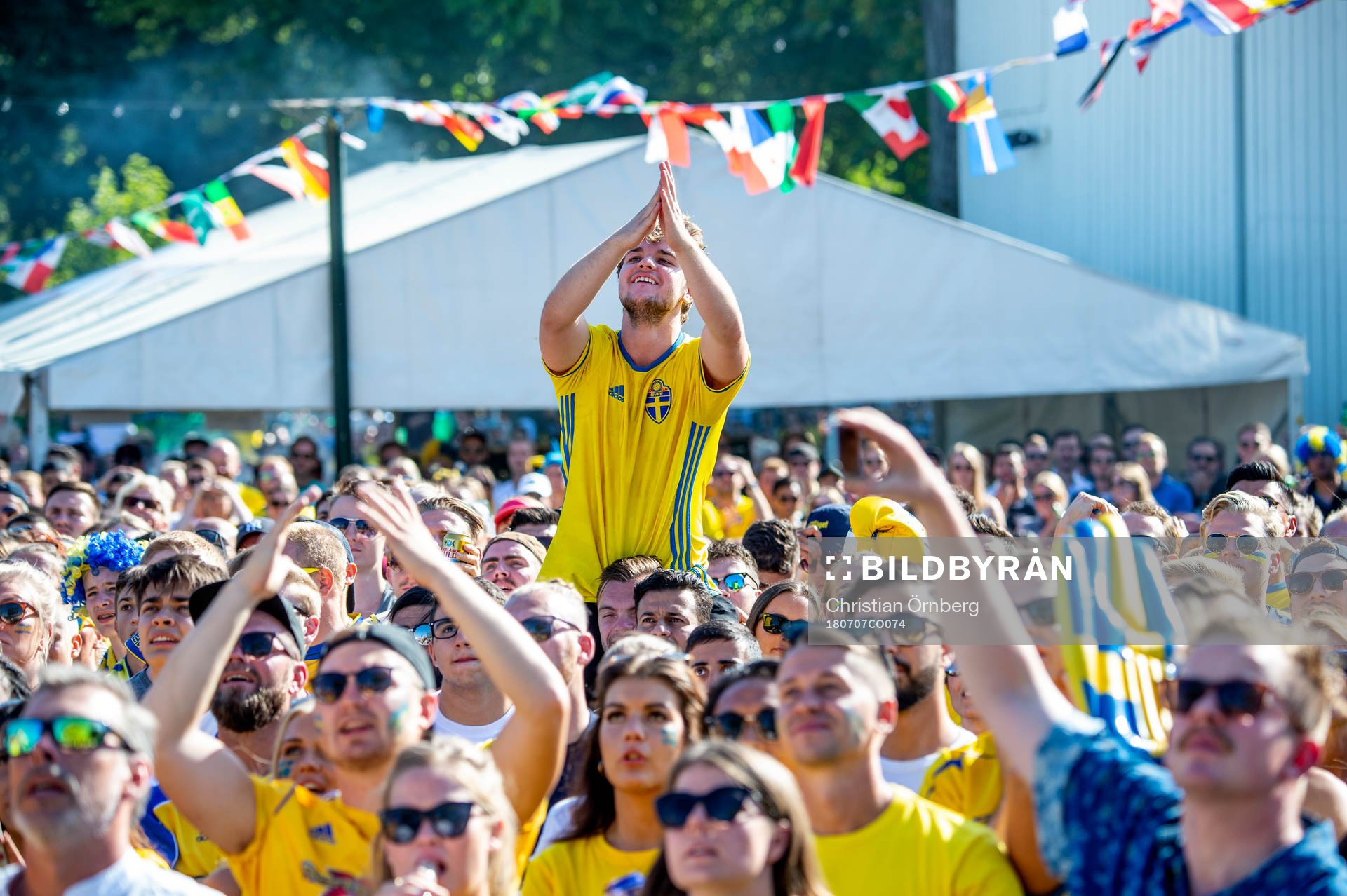 Supportrar följer matchen mellan Sverige och England i