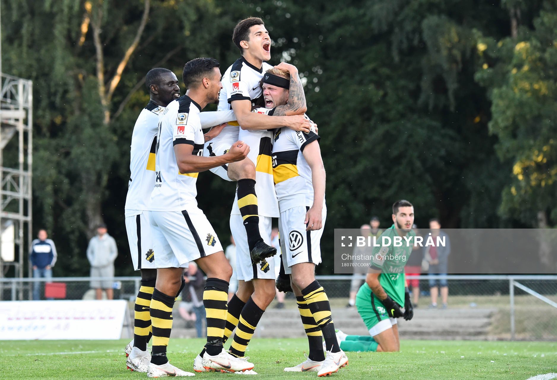 AIK:s Tarik Elyounoussi jublar med lagkamrater efter att han gjort 0-1-målet under fotbollsmatchen i Allsvenskan mellan Trelleborg och AIK den 7 juli 2018 i Trelleborg.