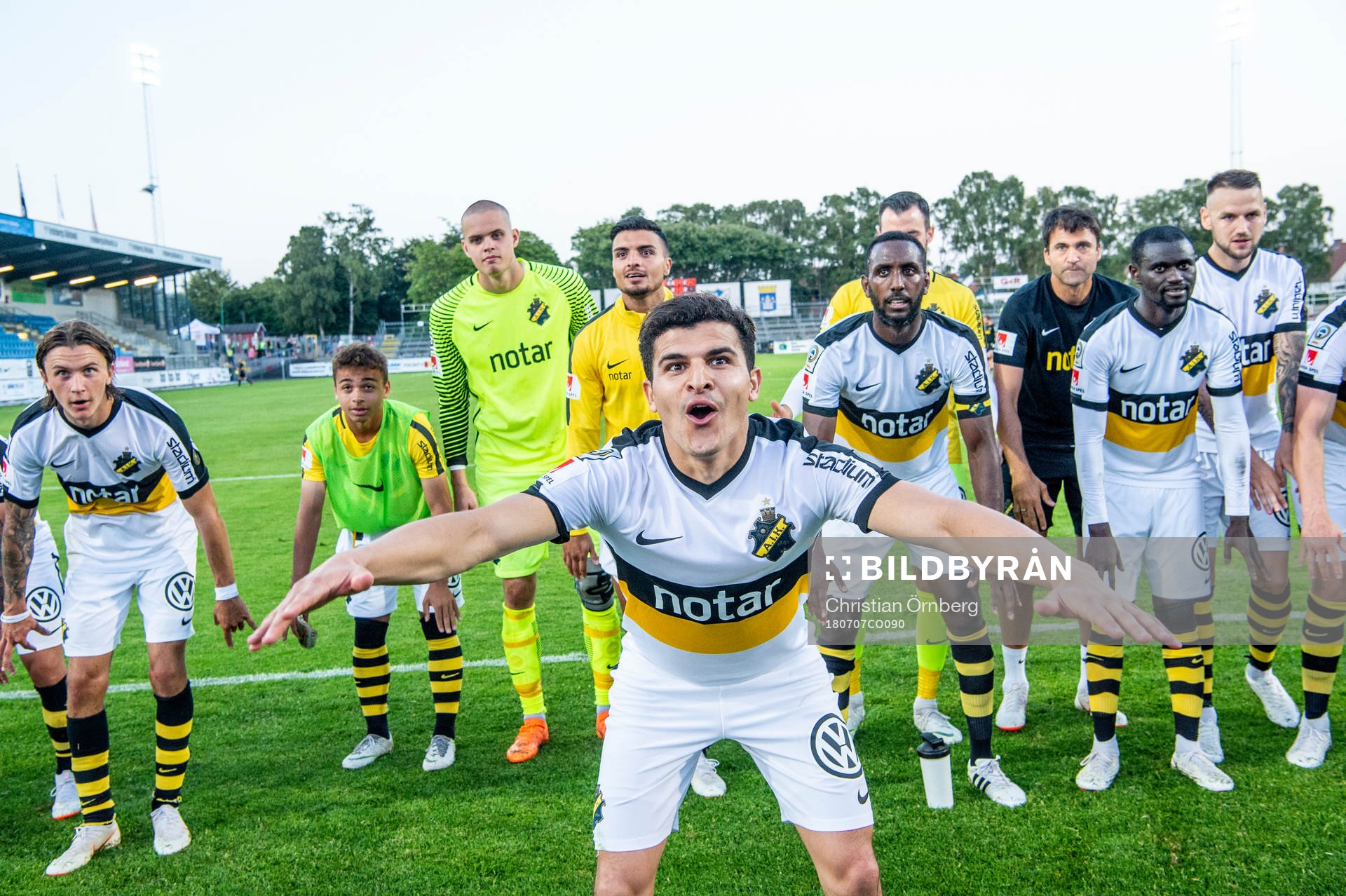 s Tarik Elyounoussi jublar med lagkamraterna