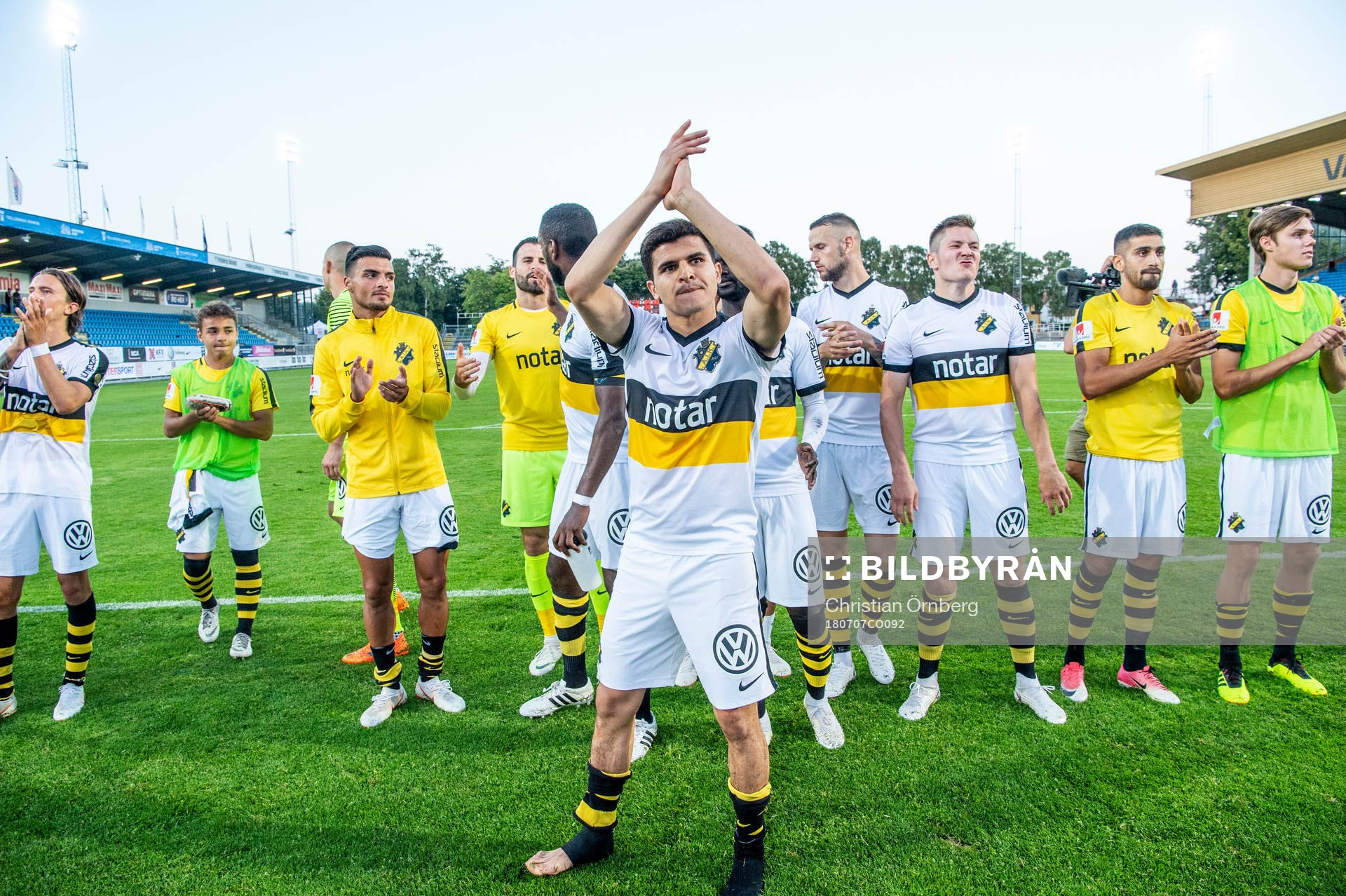s Tarik Elyounoussi jublar med lagkamraterna