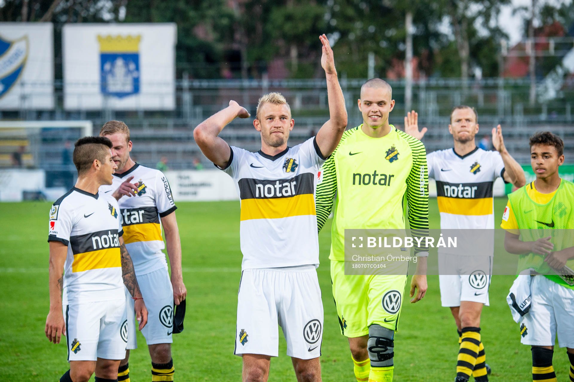 s Robin Jansson jublar med lagkamraterna