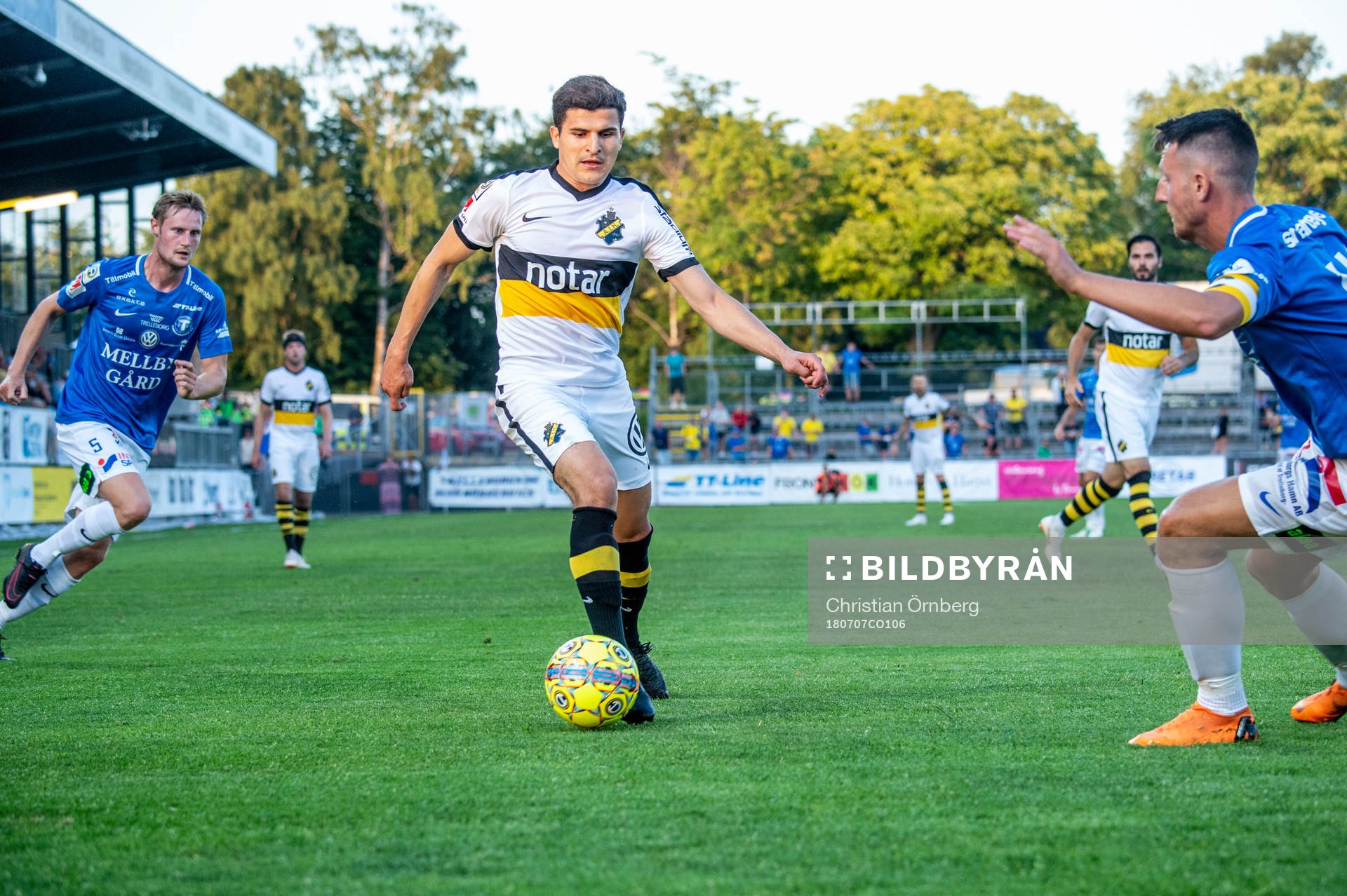 s Tarik Elyounoussi mot Trelleborgs Anton Tideman och