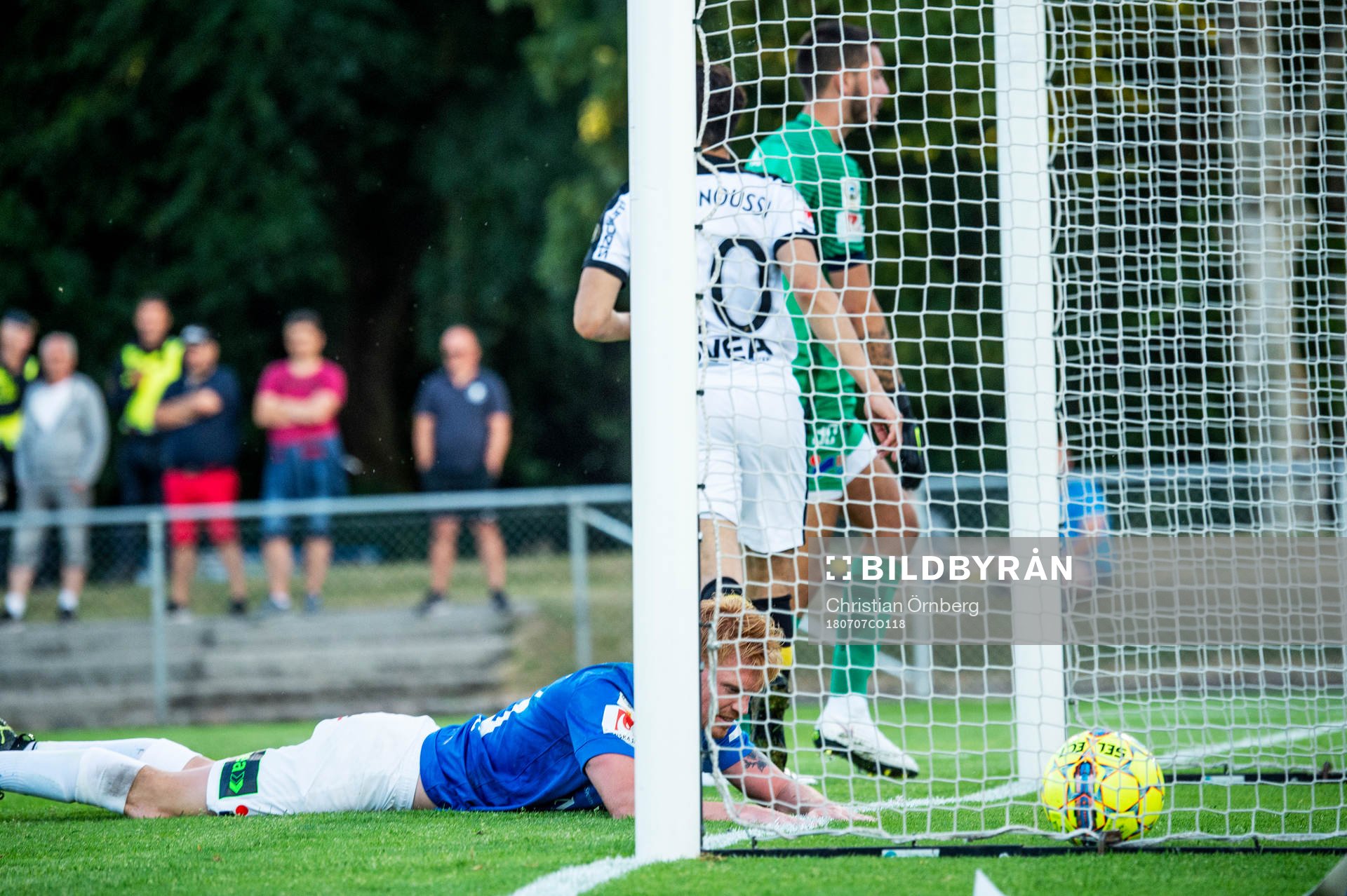 Trelleborgs Lasse Nielsen deppar med bollen i mål