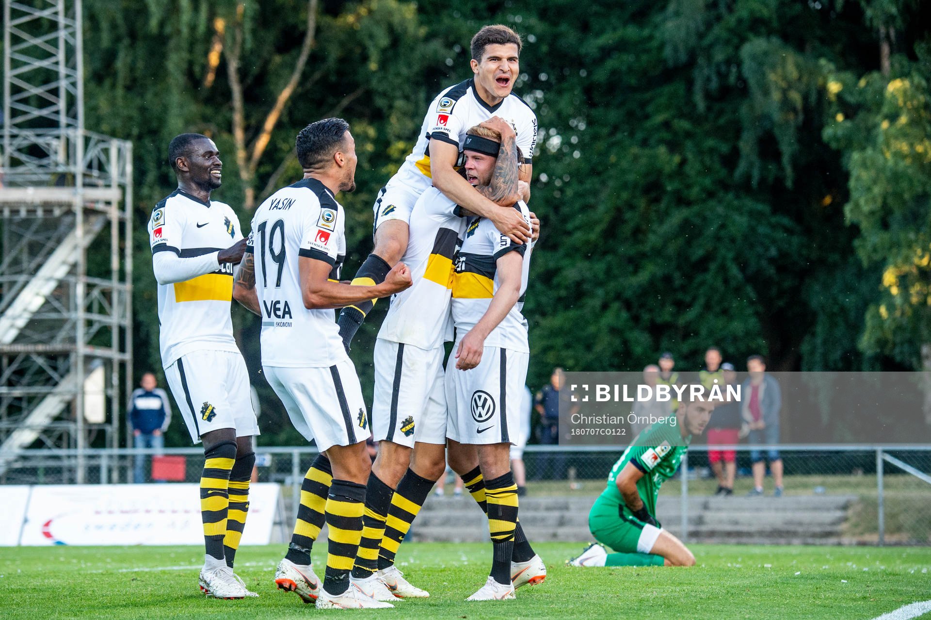 s Tarik Elyounoussi jublar mest när Kristoffer Olsson gör