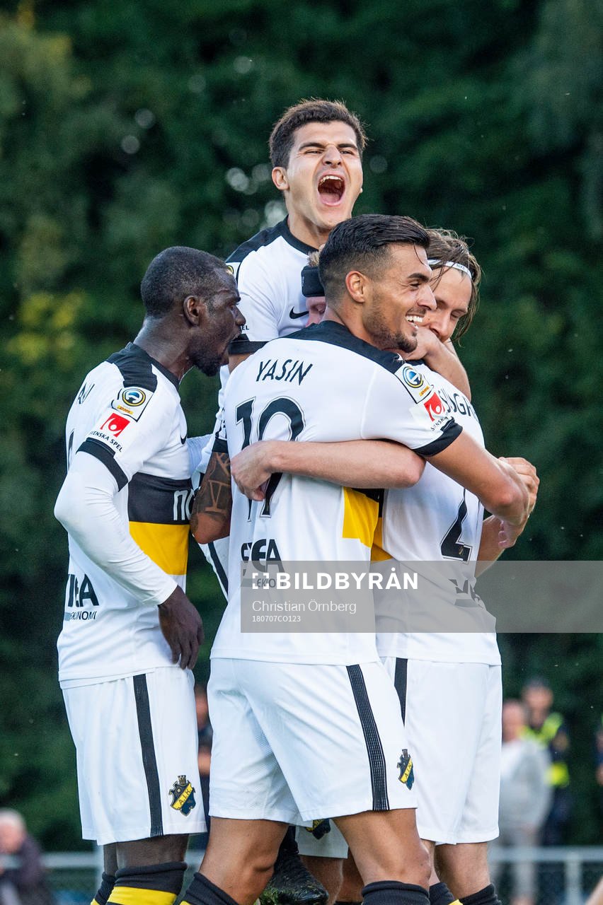 AIK:s Tarik Elyounoussi jublar mest när Kristoffer Olsson gör 0-2 under fotbollsmatchen i Allsvenskan mellan Trelleborg och AIK den 7 juli 2018 i Trelleborg.
