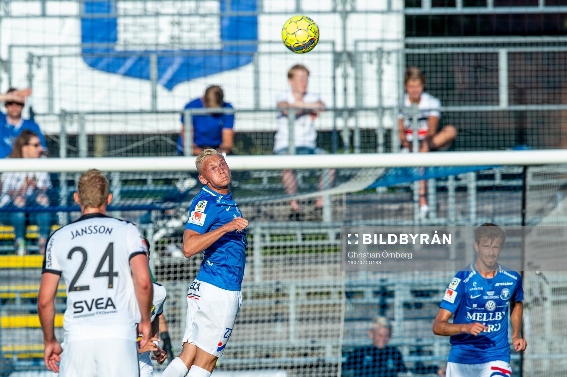 Trelleborgs Johan Brannefalk nickar undan bollen