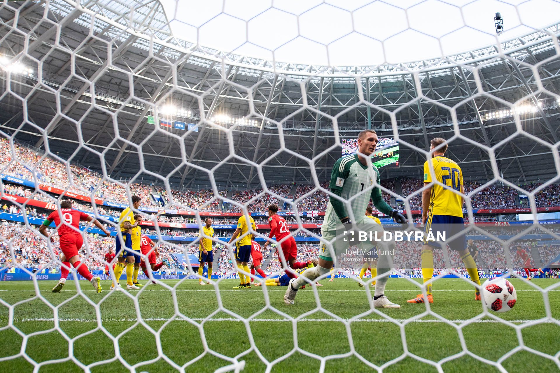 Goalkeeper Robin Olsen and Ola Toivonen looks dejected
