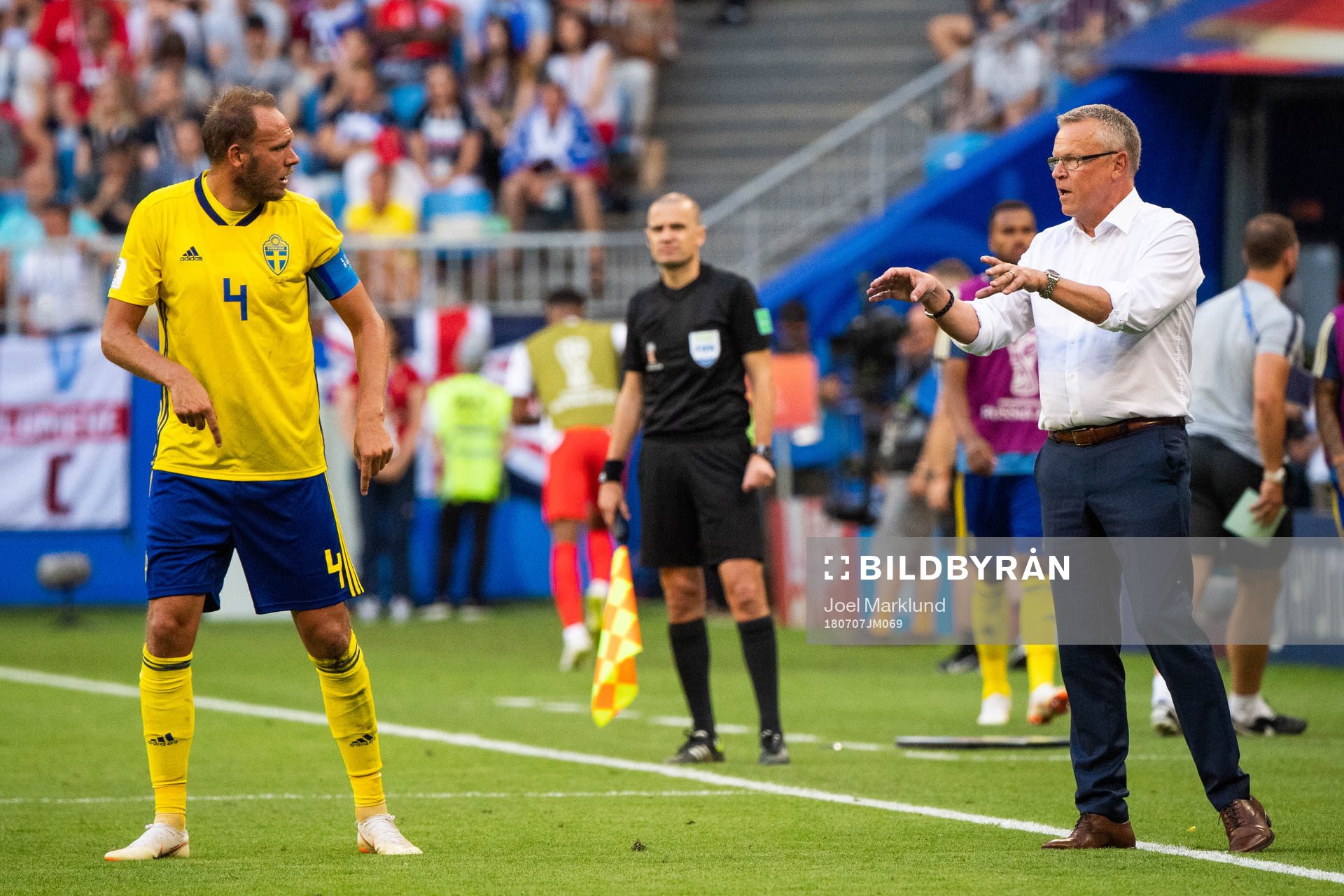 head coach Janne Andersson gives instructions to Andreas
