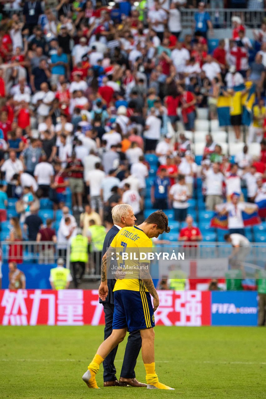 Team Manager Lars Richt hugs Victor Nilsson Lindelöf of