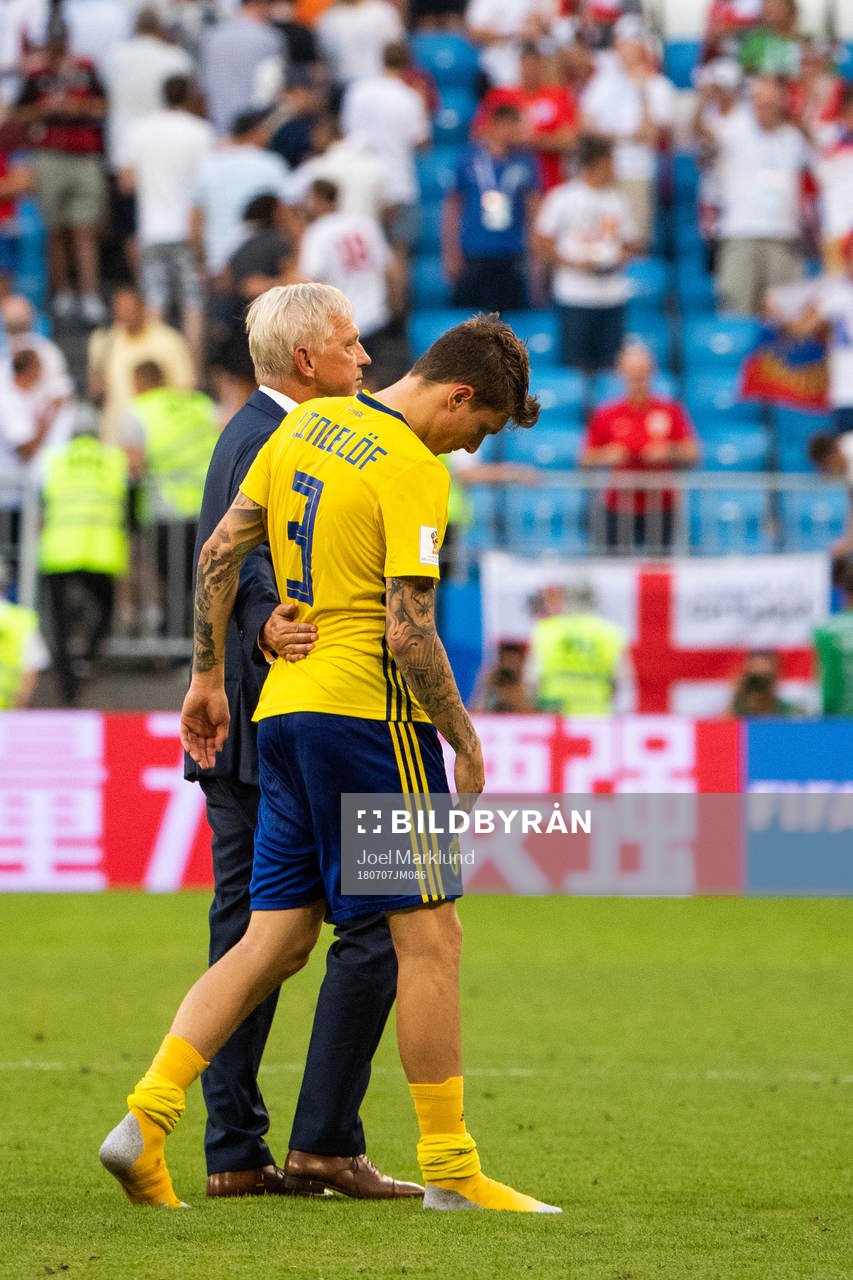 Team Manager Lars Richt hugs Victor Nilsson Lindelöf of