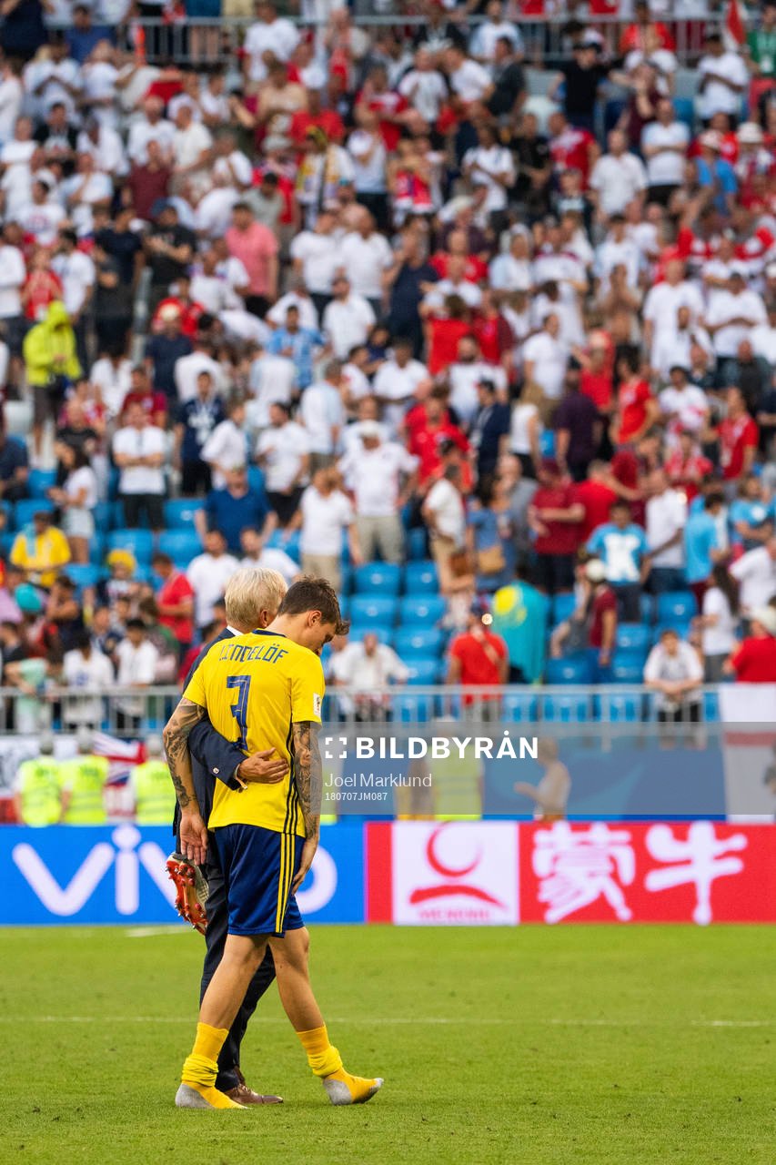 Team Manager Lars Richt hugs Victor Nilsson Lindelöf of