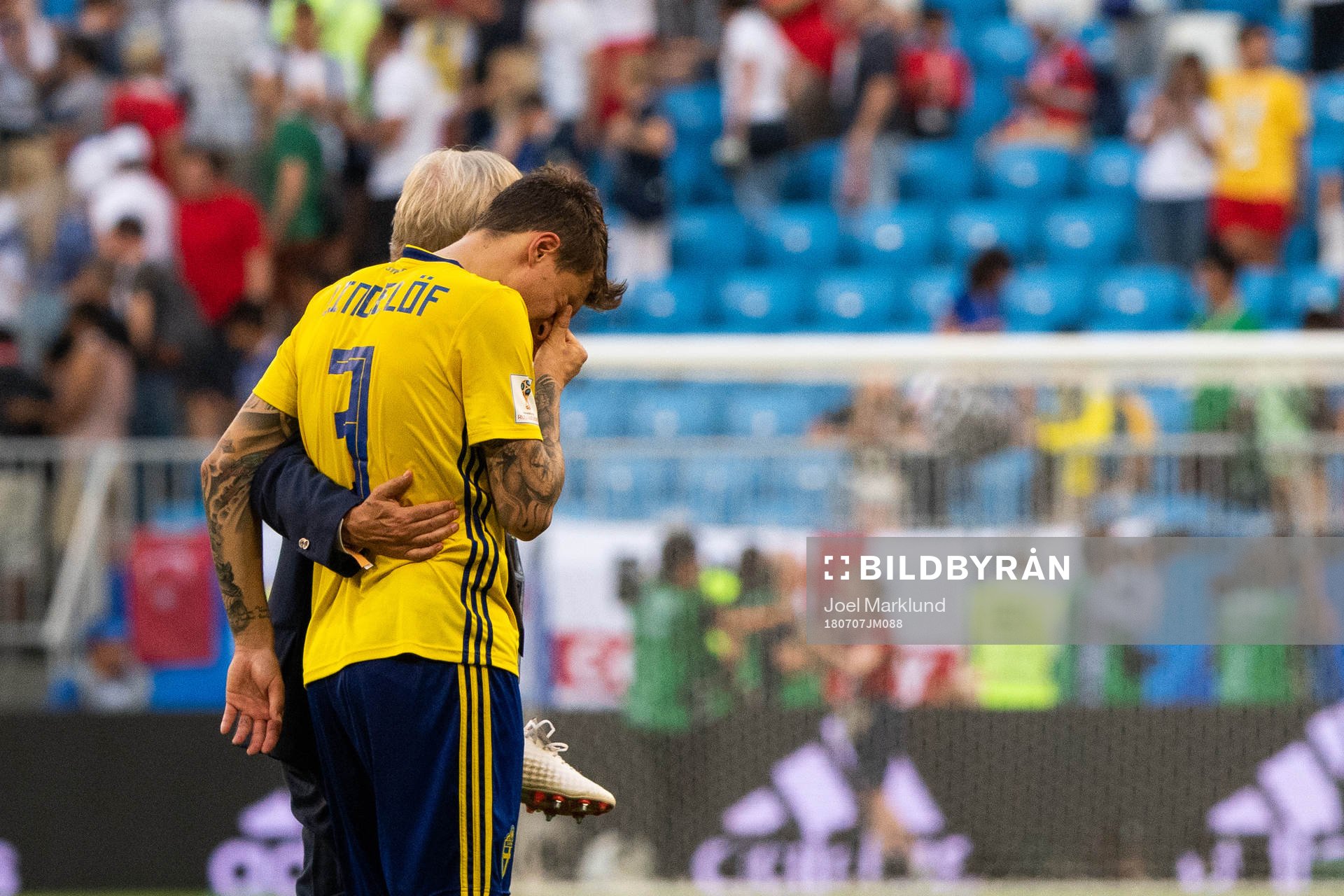 Team Manager Lars Richt hugs Victor Nilsson Lindelöf of