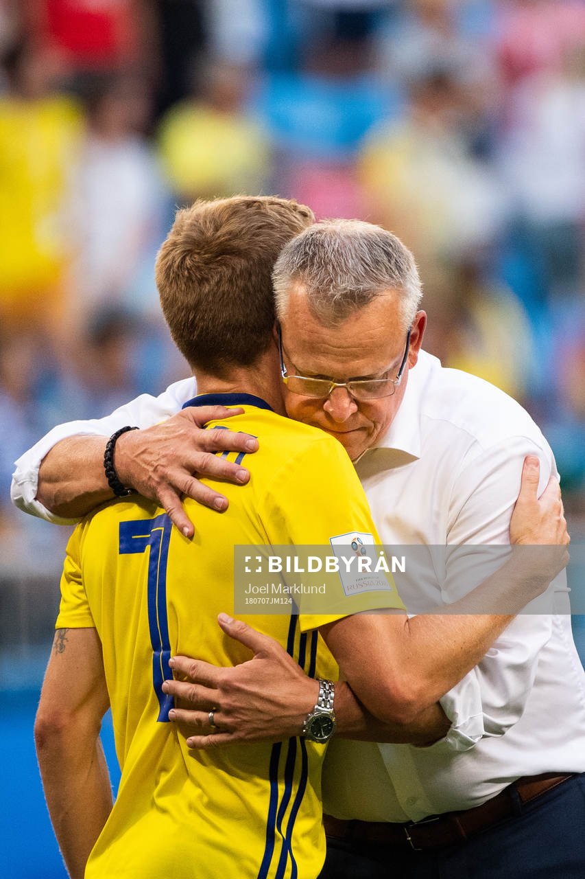 Sebastian Larsson hugs head coach Janne Andersson of Sweden