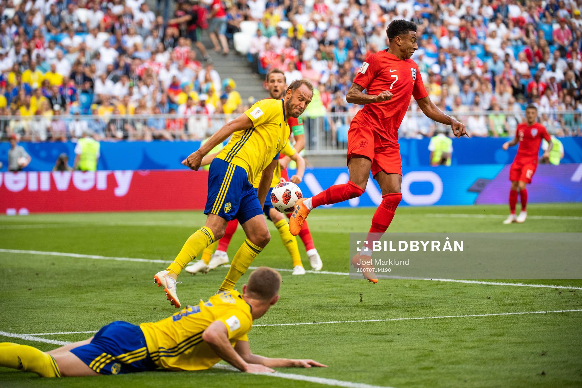 Andreas Granqvist of Sweden and Jesse Lingard of England