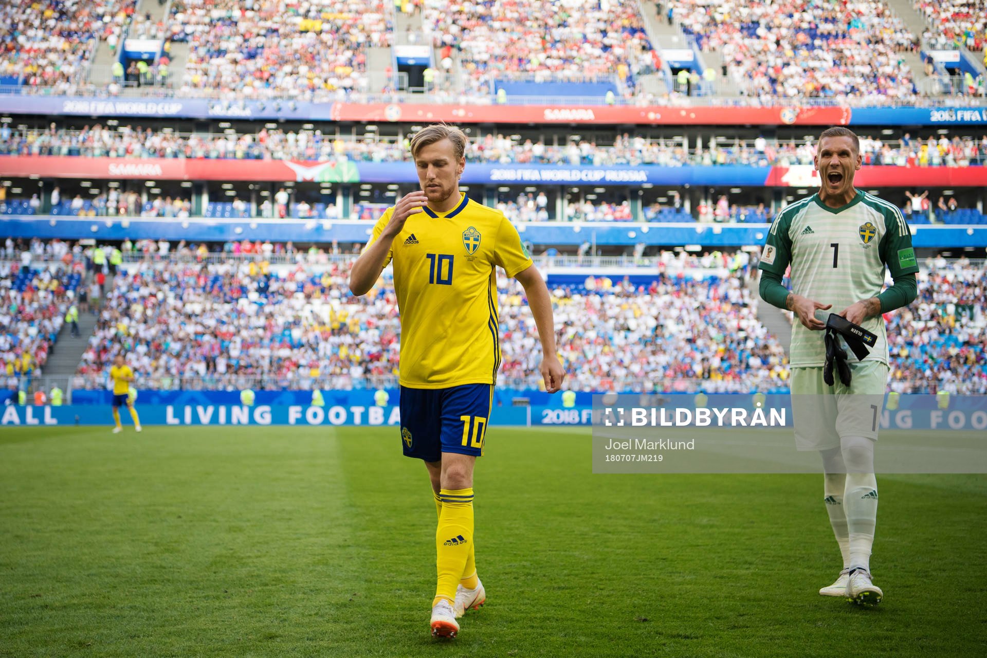 Emil Forsberg and goalkeeper Robin Olsen of Sweden