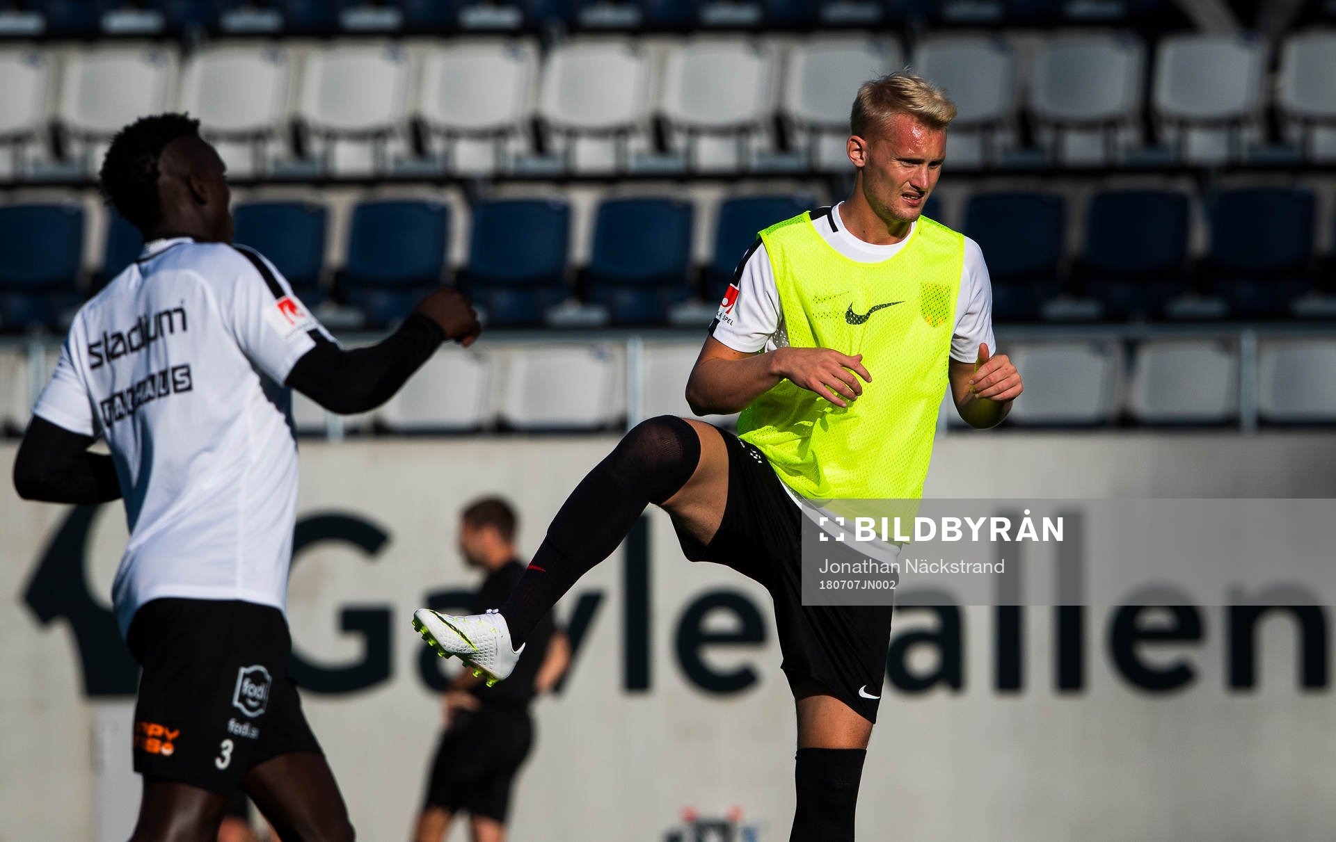 Brommapojkarnas Ludvig Öhman (h) och David Ochieng