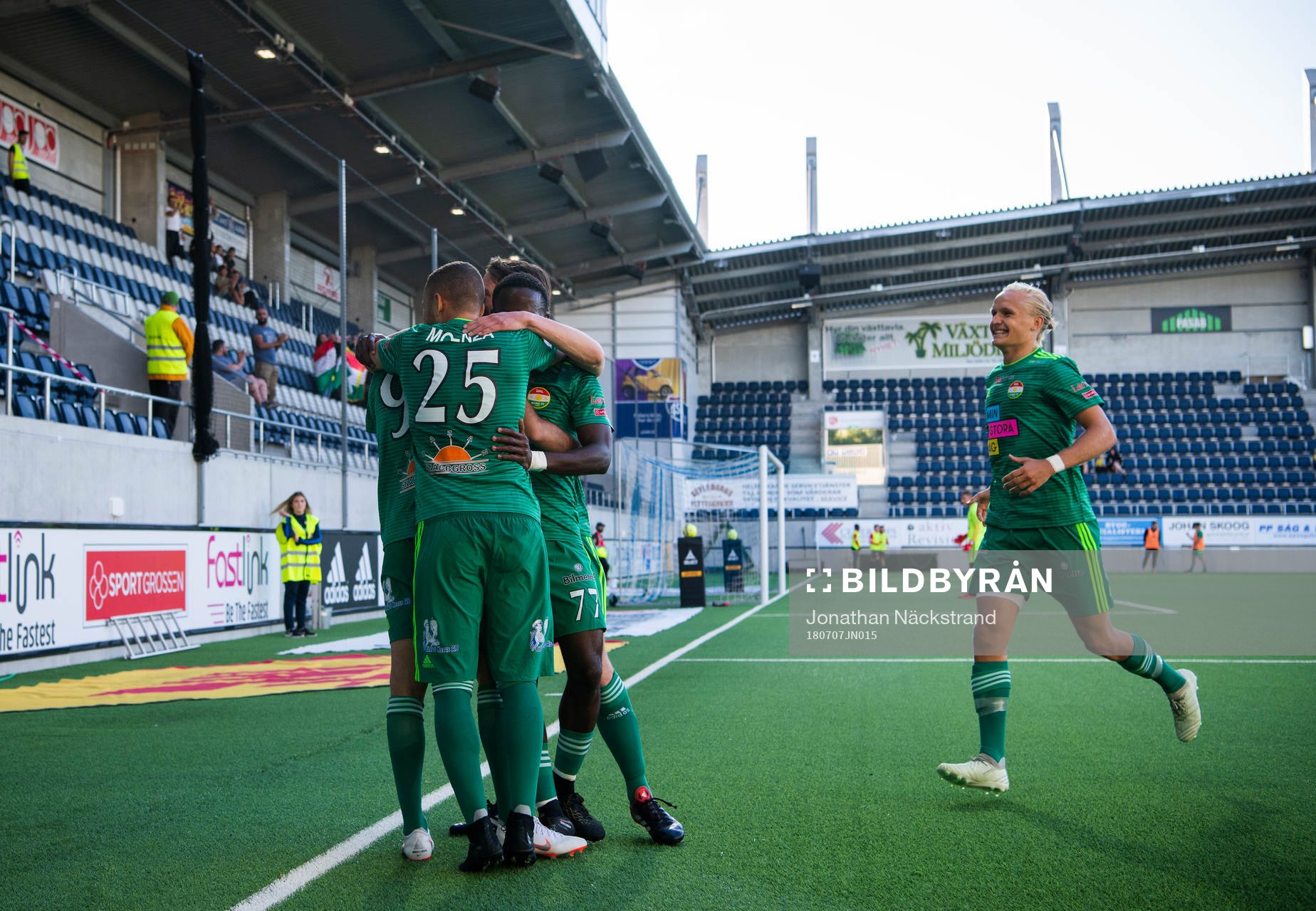 Dalkurds spelare jublar med Ferhad Ayaz