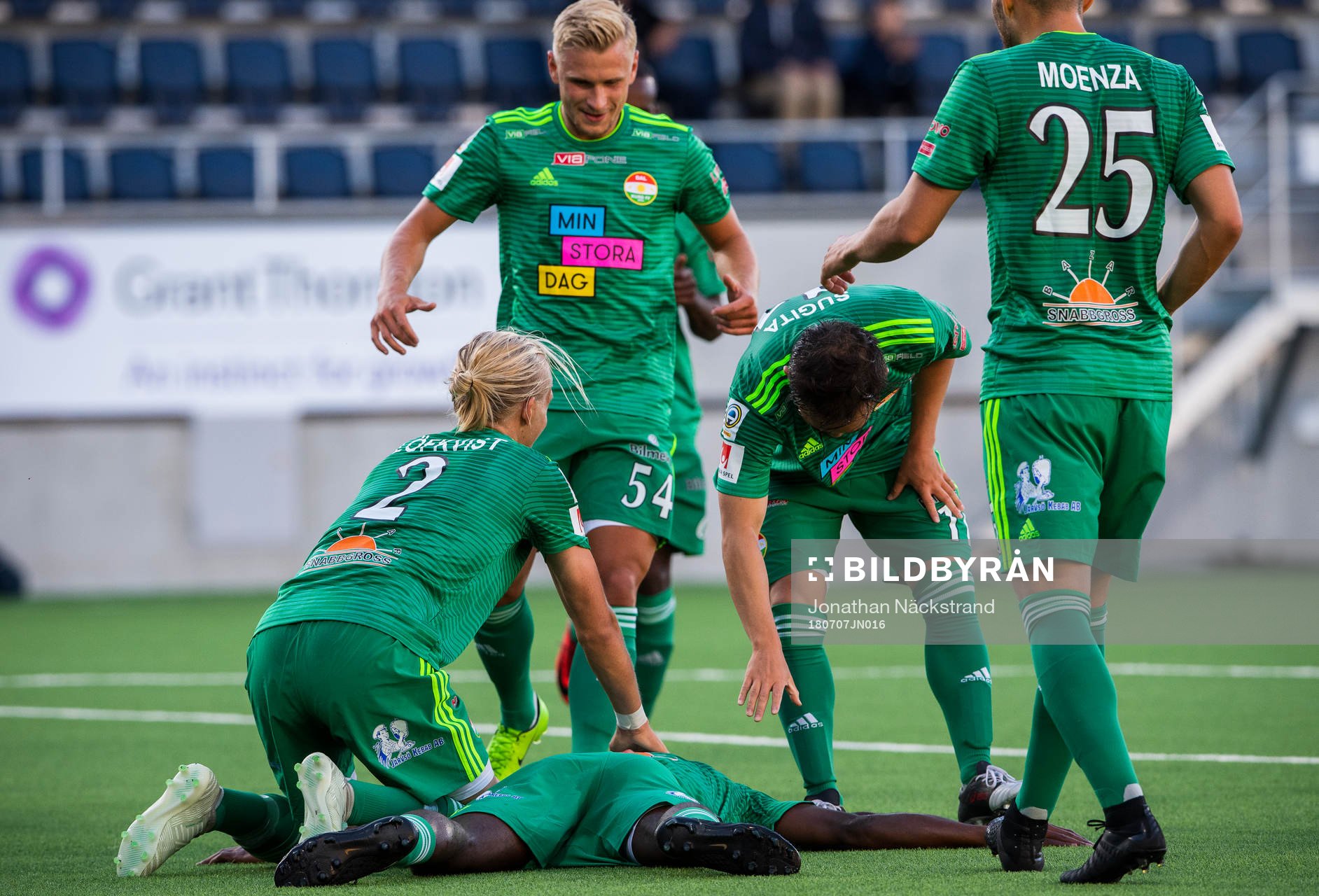 Dalkurds spelare jublar med Mohamed Buya Turay