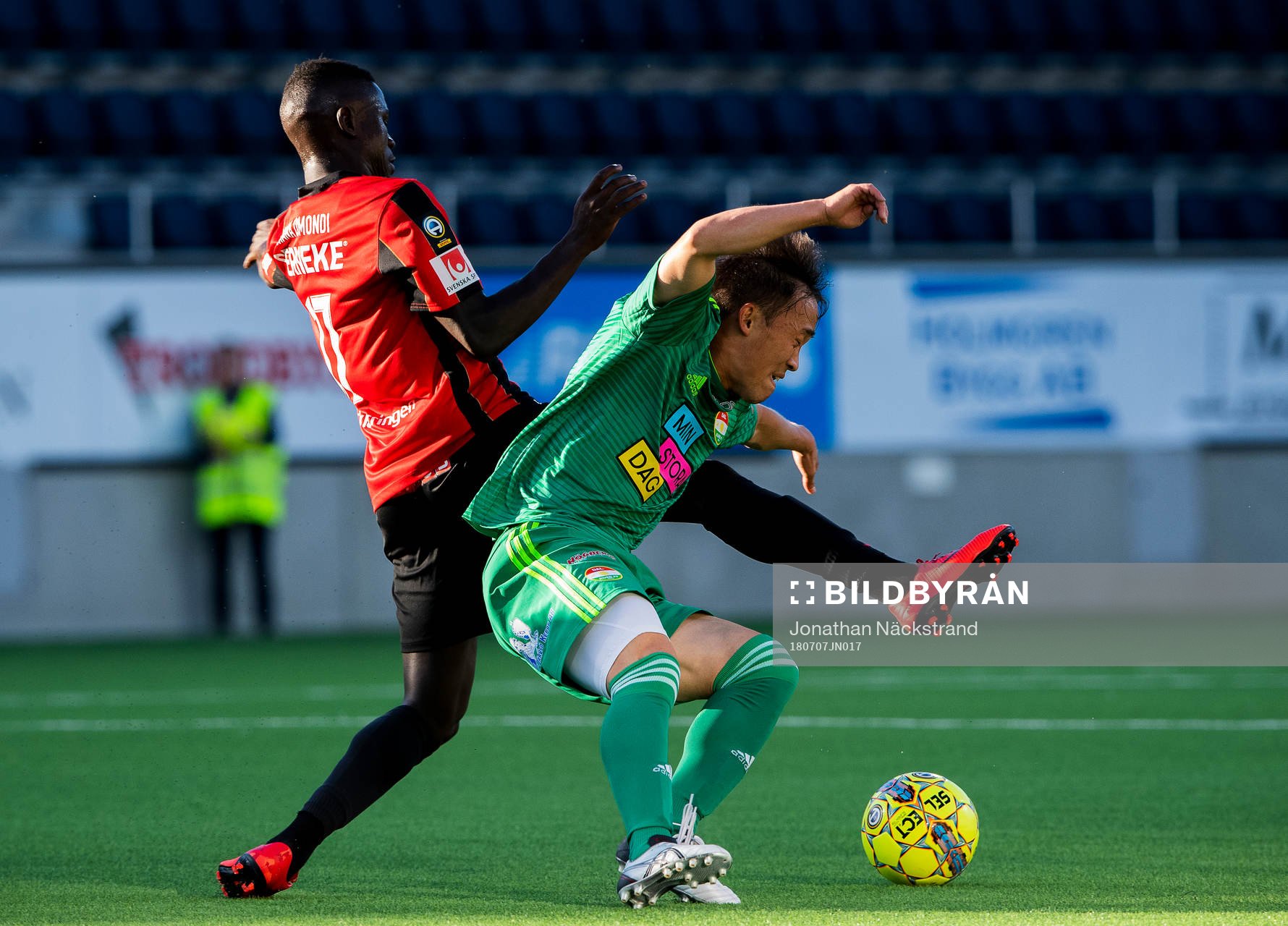 Brommapojkarnas Eric Johana (v) i kamp med Dalkurds Yukiya Sugita under fotbollsmatchen i Allsvenskan mellan Dalkurd och Brommapojkarna den 7 juli 2018 i Gävle.