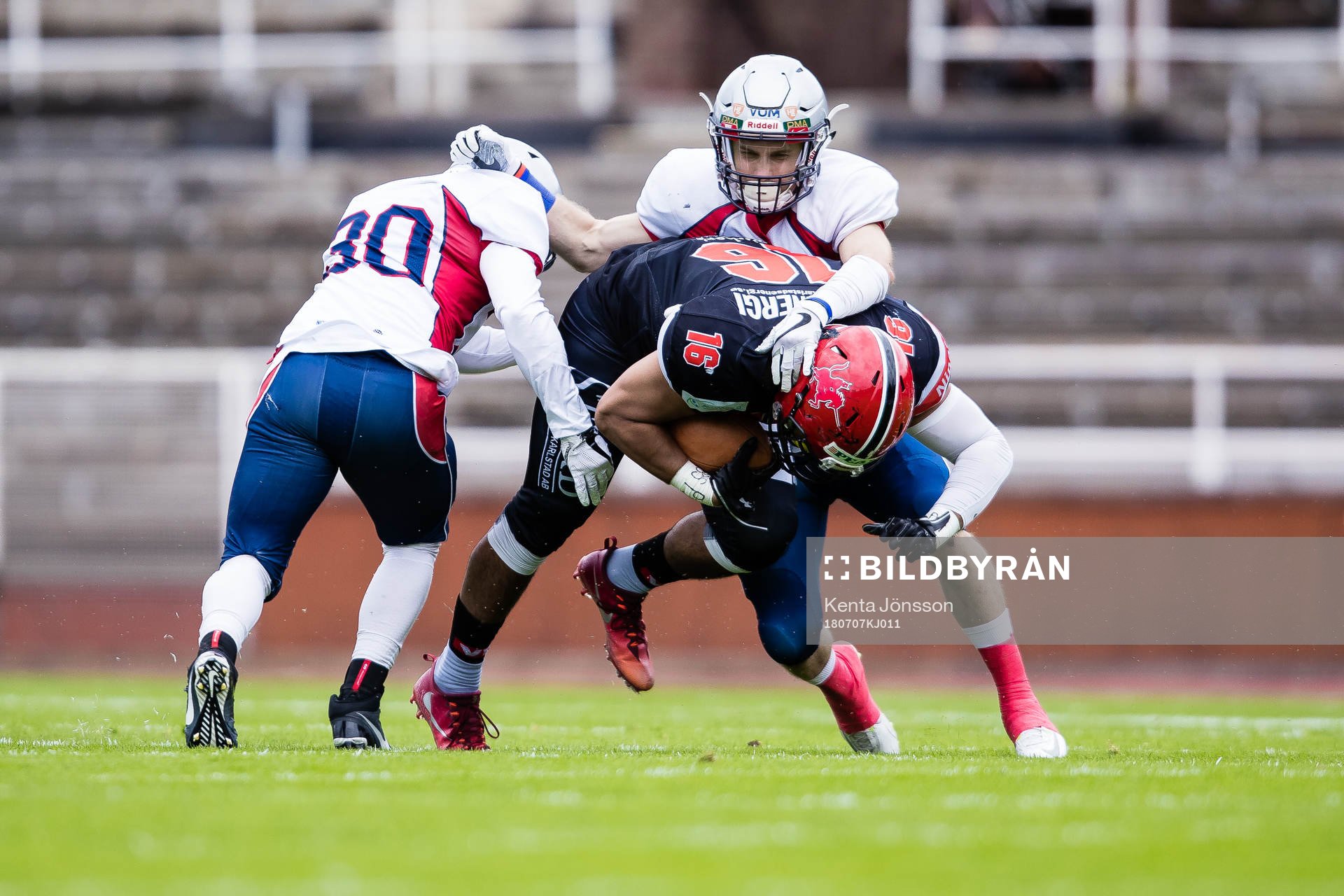 Carlstad Crusaders Josh Hill i kamp om bollen med Stockholm
