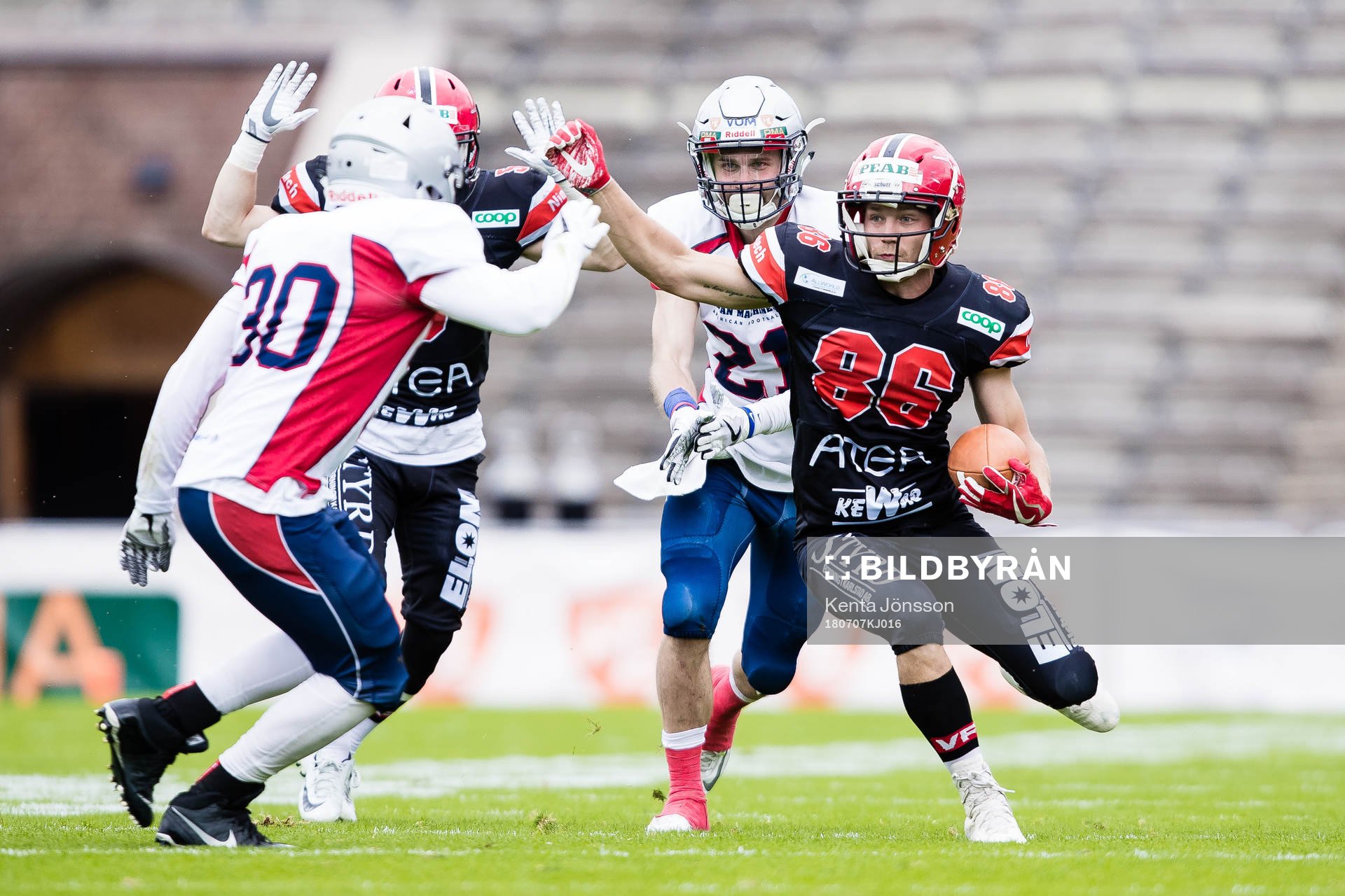 Carlstad Crusaders Robin Juhlin i kamp om bollen med