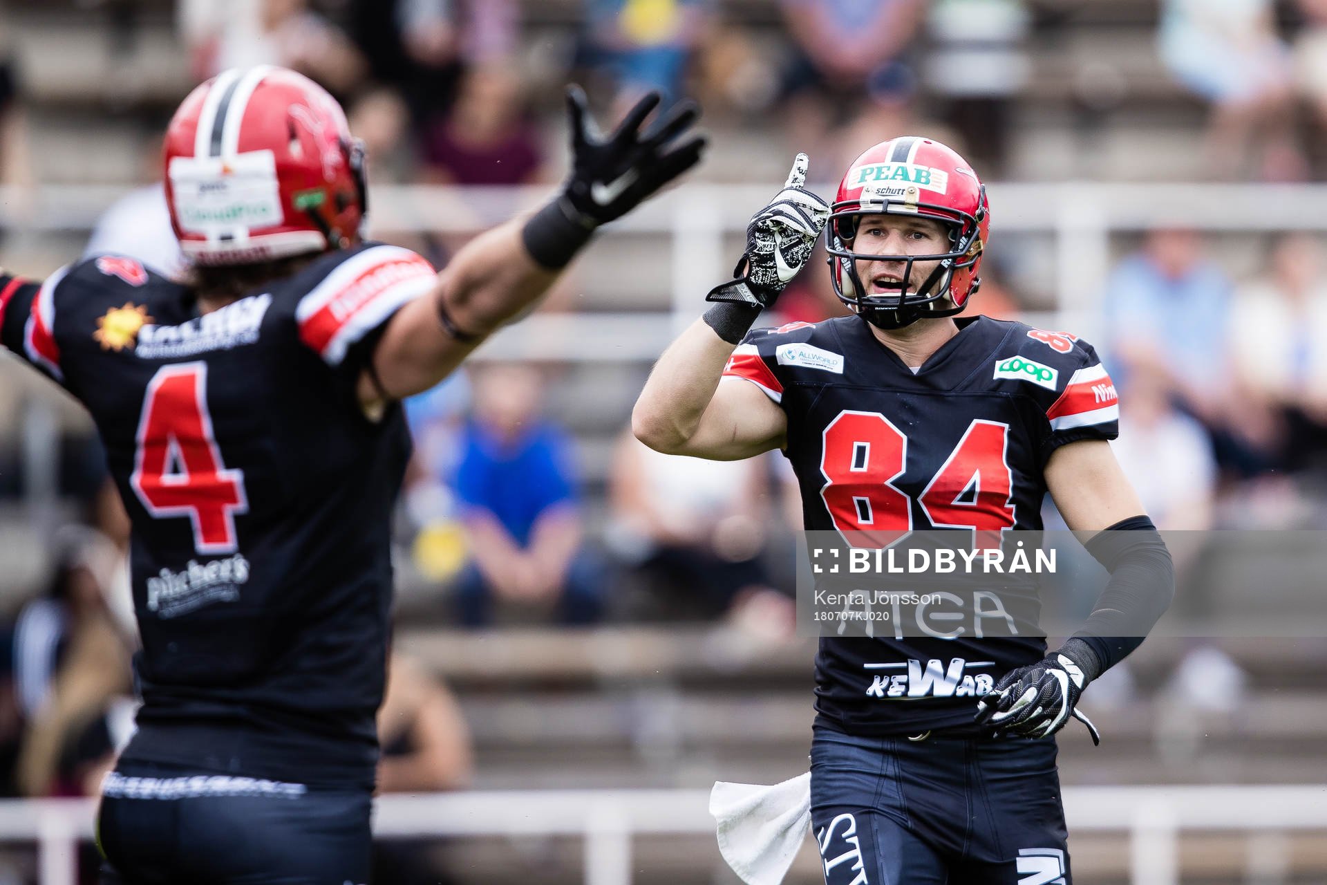 Carlstad Crusaders Marcus Johnsson jublar med Jacob Dahre