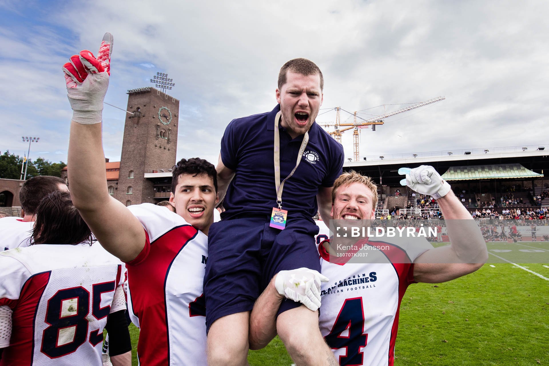 Stockholm Mean Machines spelare och ledare jublar efter SM-finalen i amerikansk fotboll mellan Carlstad Crusaders och Stockholm Mean Machines den 7 Juli 2018 i Stockholm.