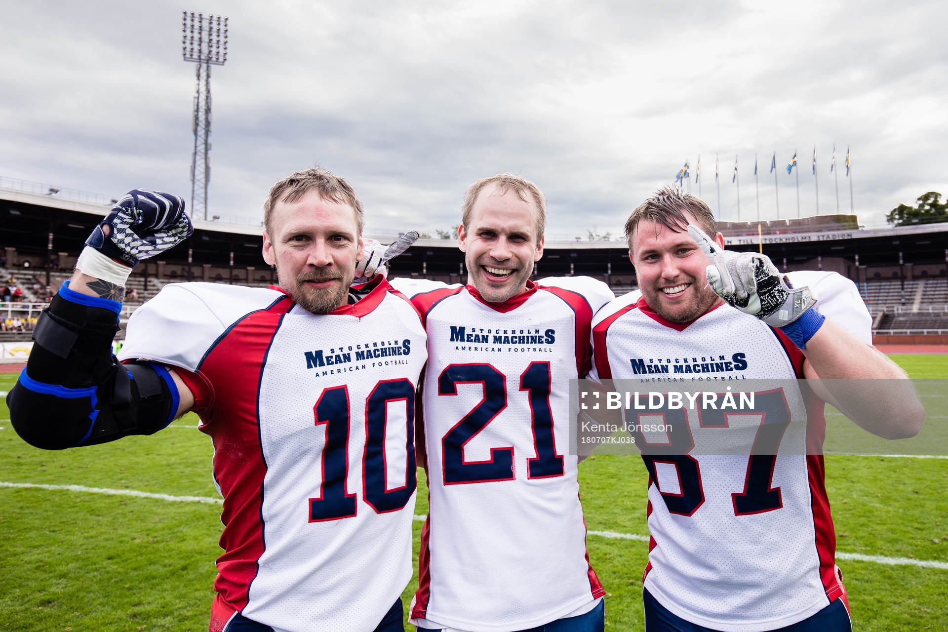 Stockholm Mean Machines Daniel Labbé-Bruhn , Peder Jungstedt och Michael Sander jublar efter SM-finalen i amerikansk fotboll mellan Carlstad Crusaders och Stockholm Mean Machines den 7 Juli 2018 i Stockholm.