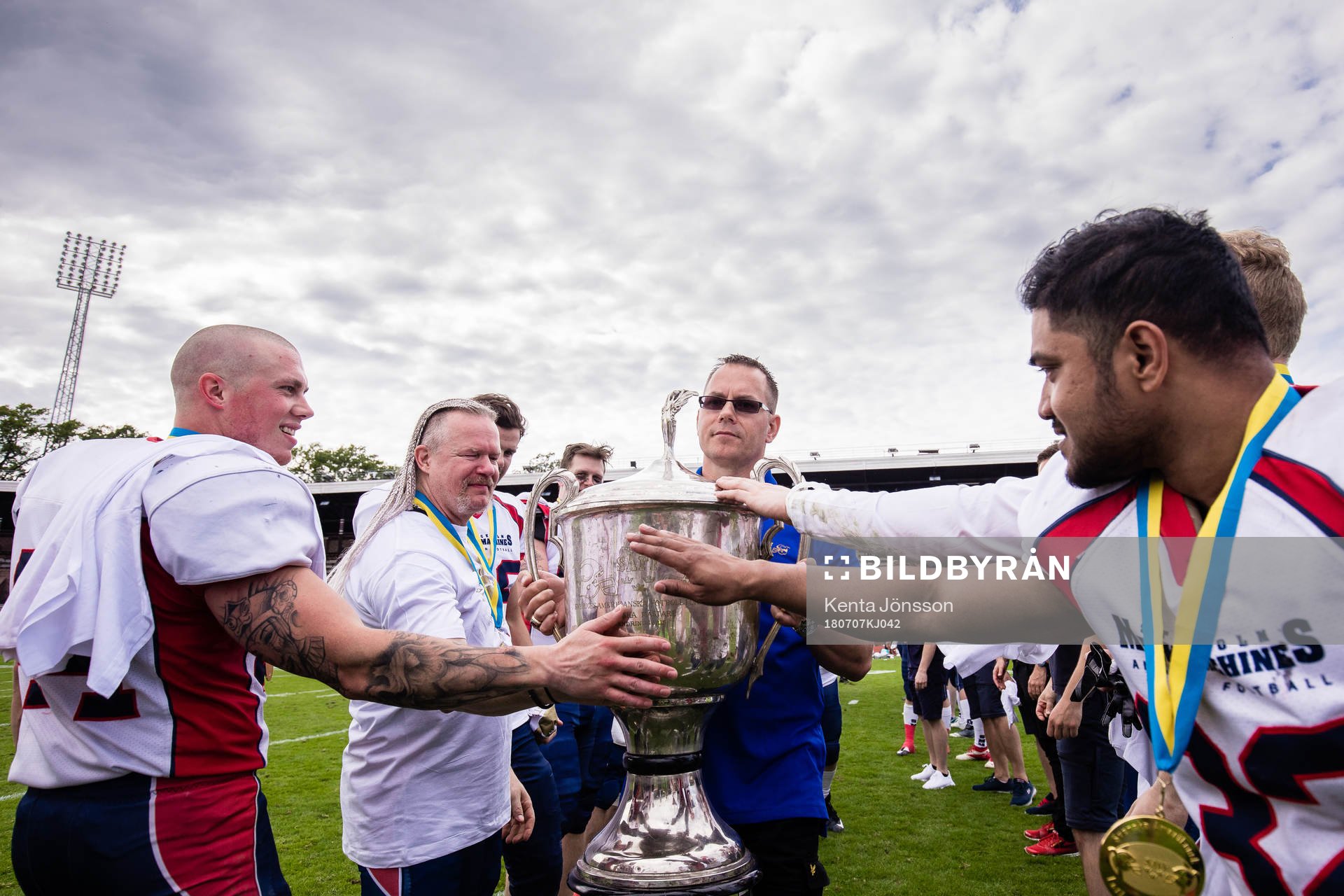 Stockholm Mean Machines spelare jublar med pokalen som