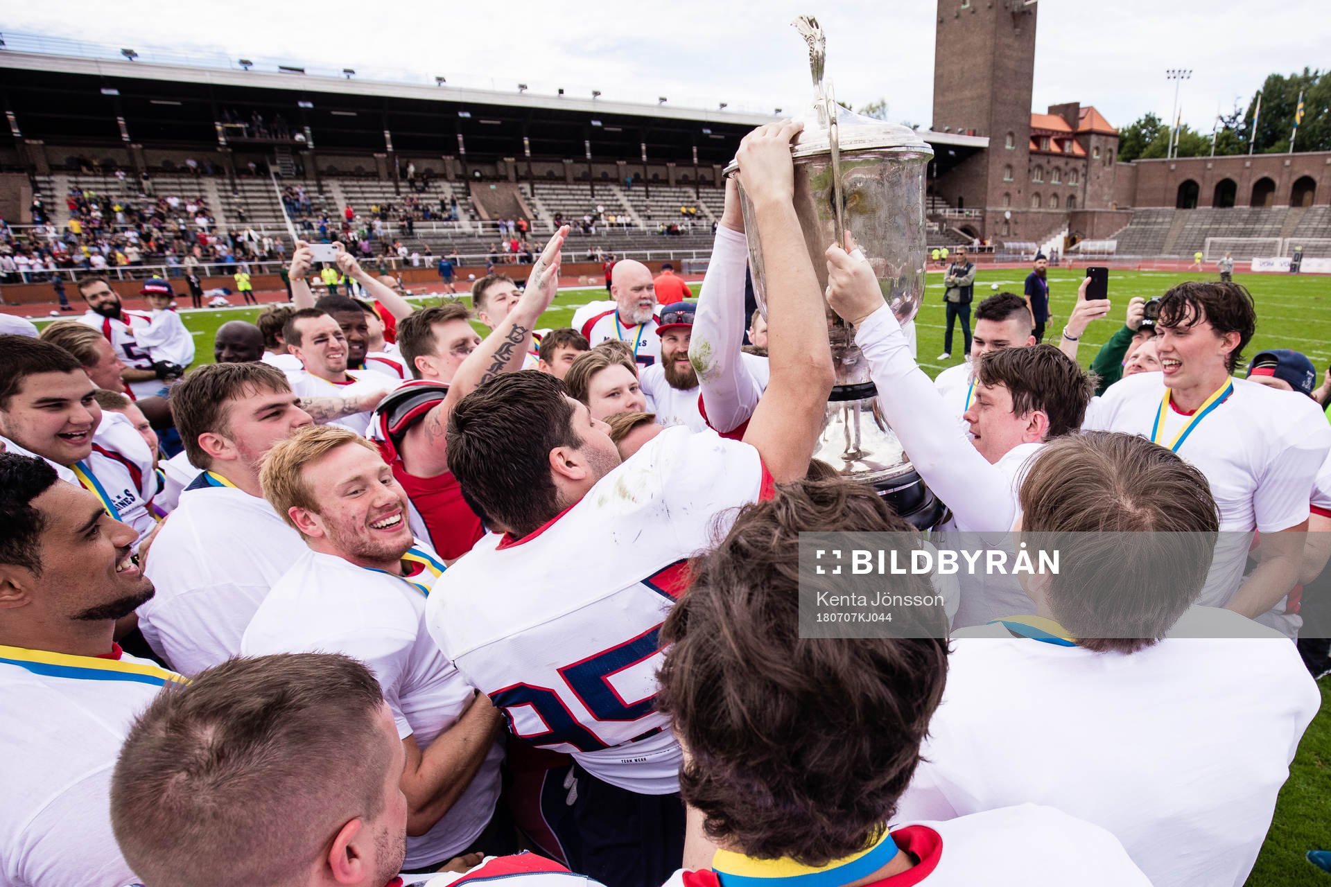 Stockholm Mean Machines spelare jublar med pokalen