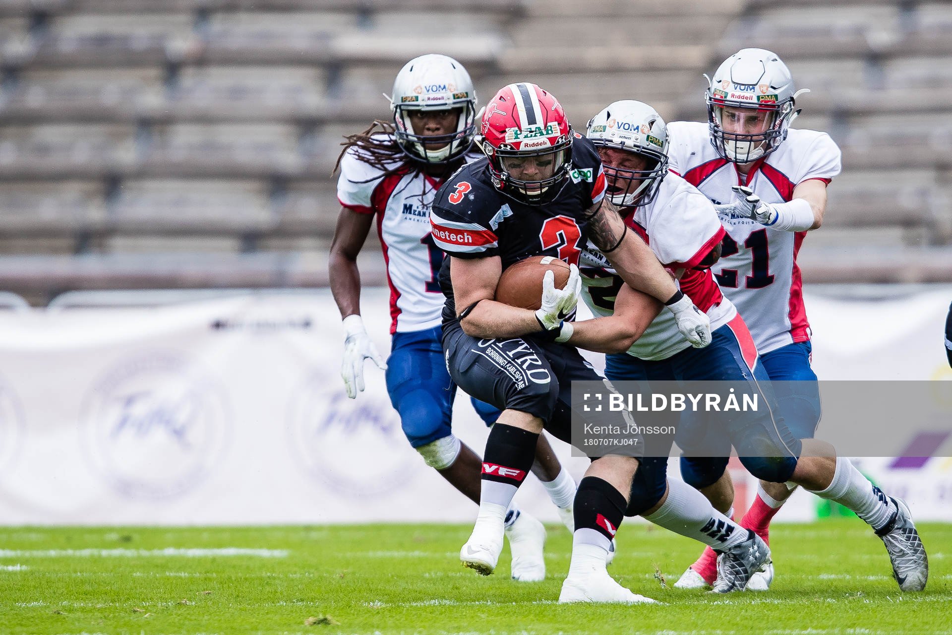 Carlstad Crusaders Christian Forsman i kamp om bollen med