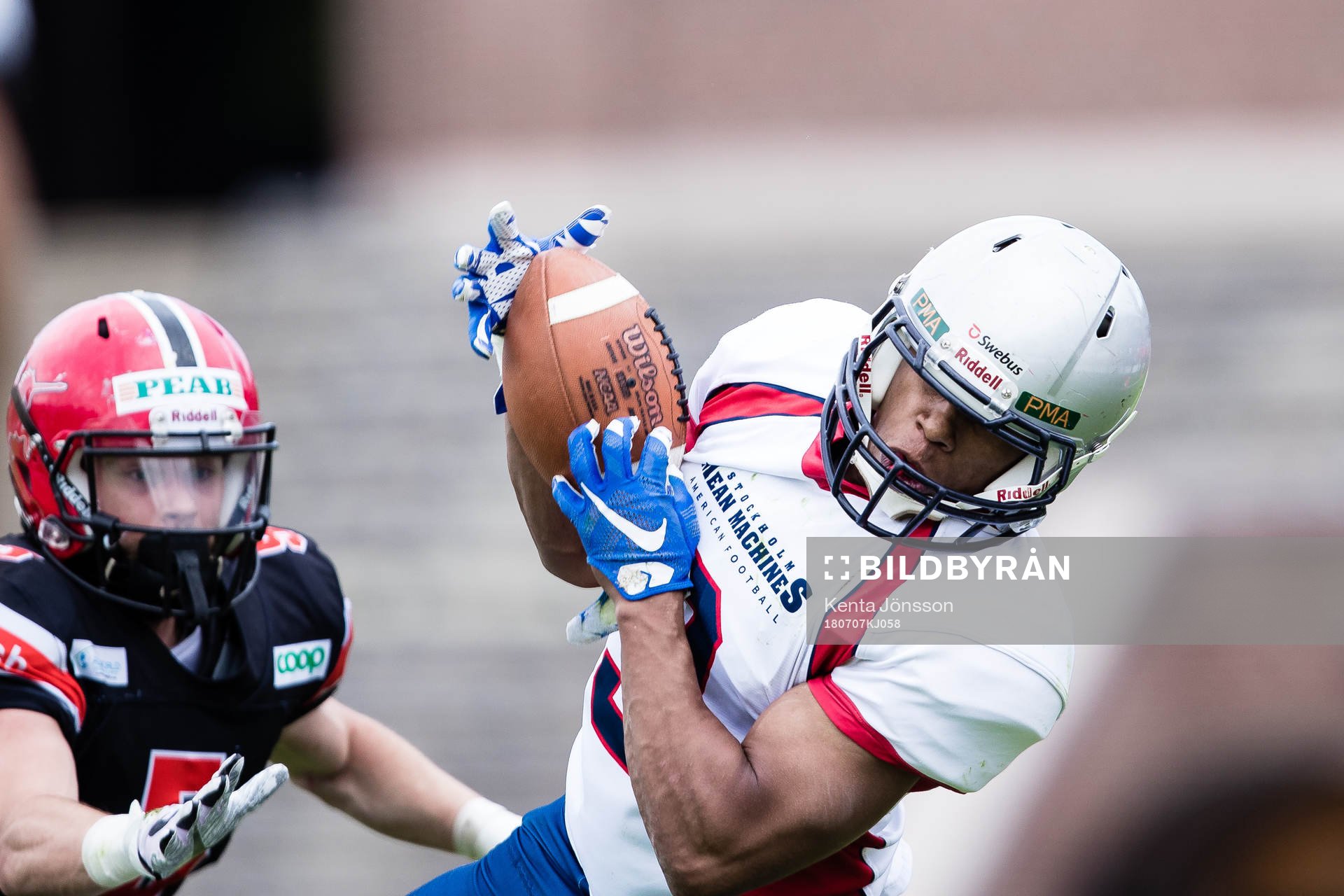 Stockholm Mean Machines Kijafa Crumble fångar bollen i slutet av SM-finalen i amerikansk fotboll mellan Carlstad Crusaders och Stockholm Mean Machines den 7 Juli 2018 i Stockholm.