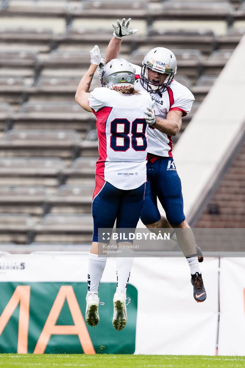 Stockholm Mean Machines Matthew Retzlaff jublar med David Preiholt efter 21-14 under SM-finalen i amerikansk fotboll mellan Carlstad Crusaders och Stockholm Mean Machines den 7 Juli 2018 i Stockholm.