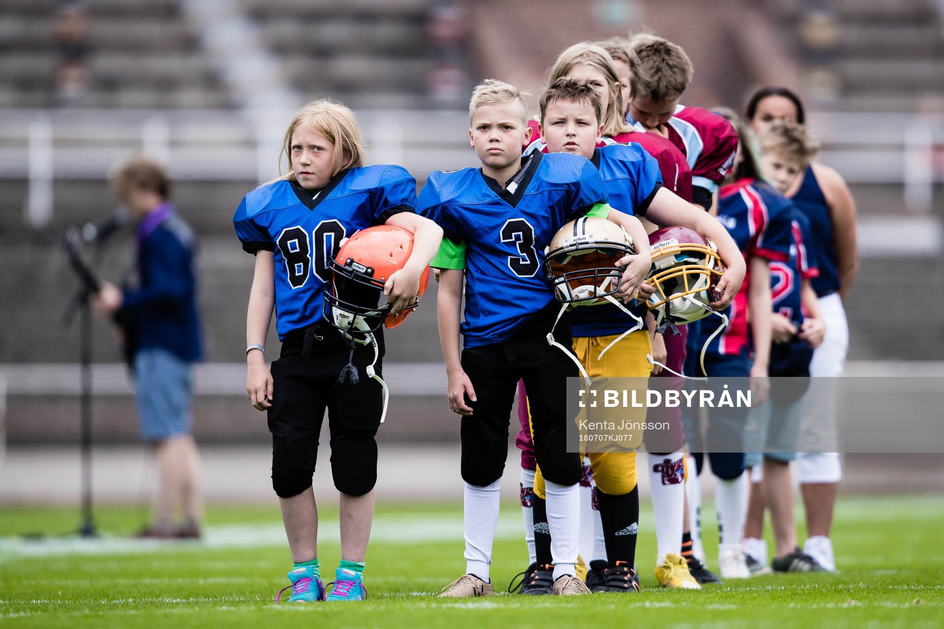 Ungdomar med hjälmar i händerna innan SM-finalen i