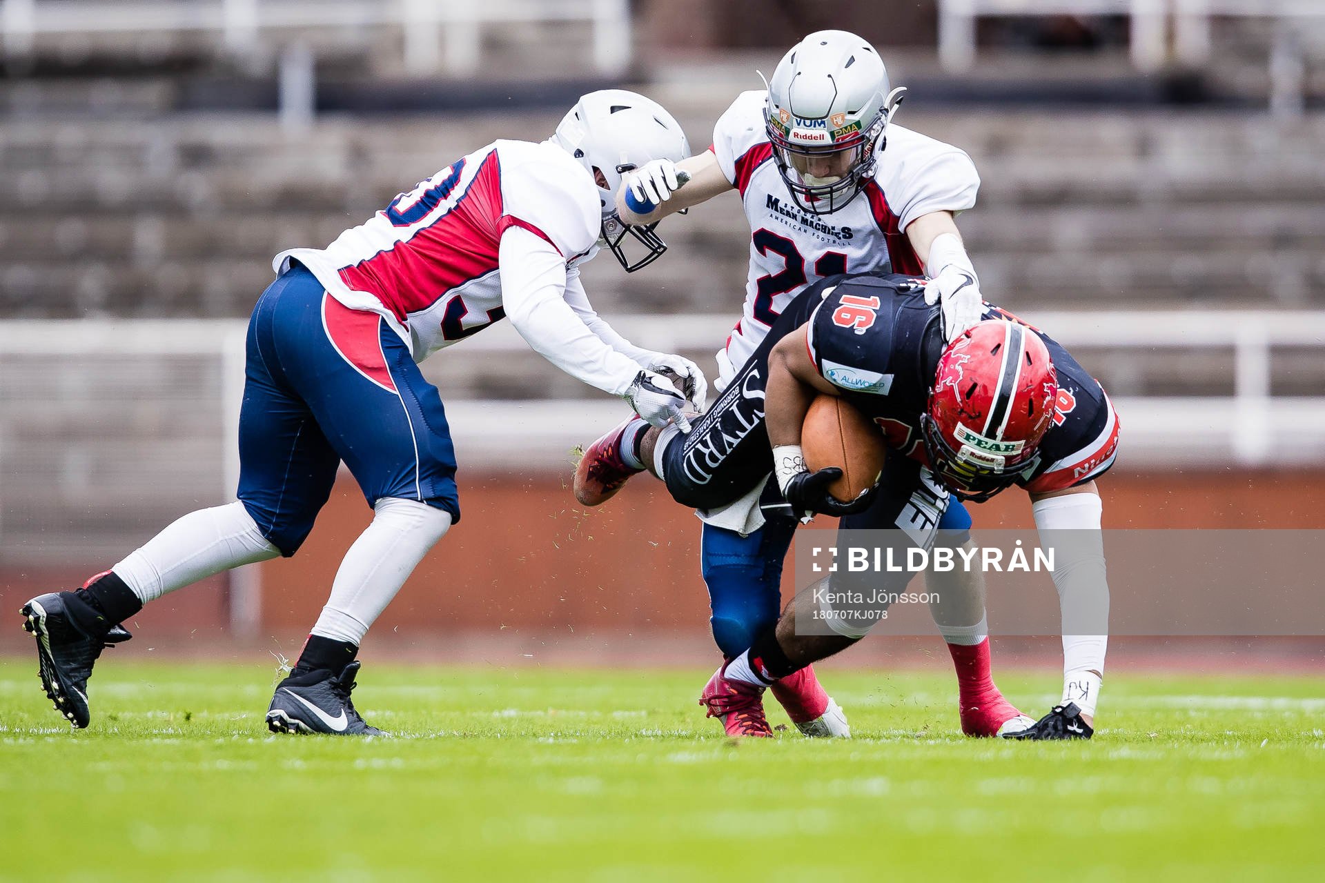 Carlstad Crusaders Josh Hill i kamp om bollen med Stockholm