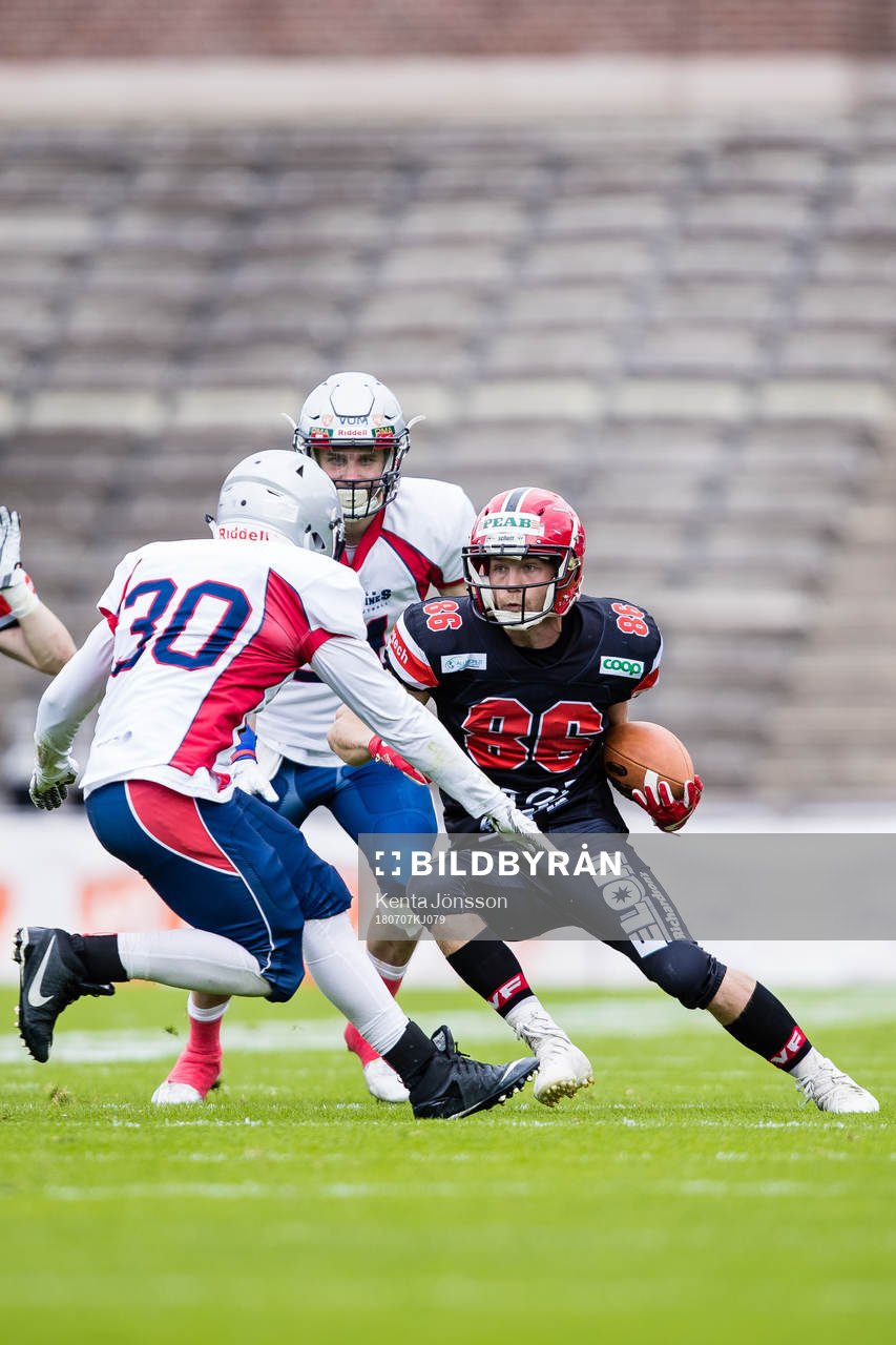 Carlstad Crusaders Robin Juhlin i kamp om bollen med
