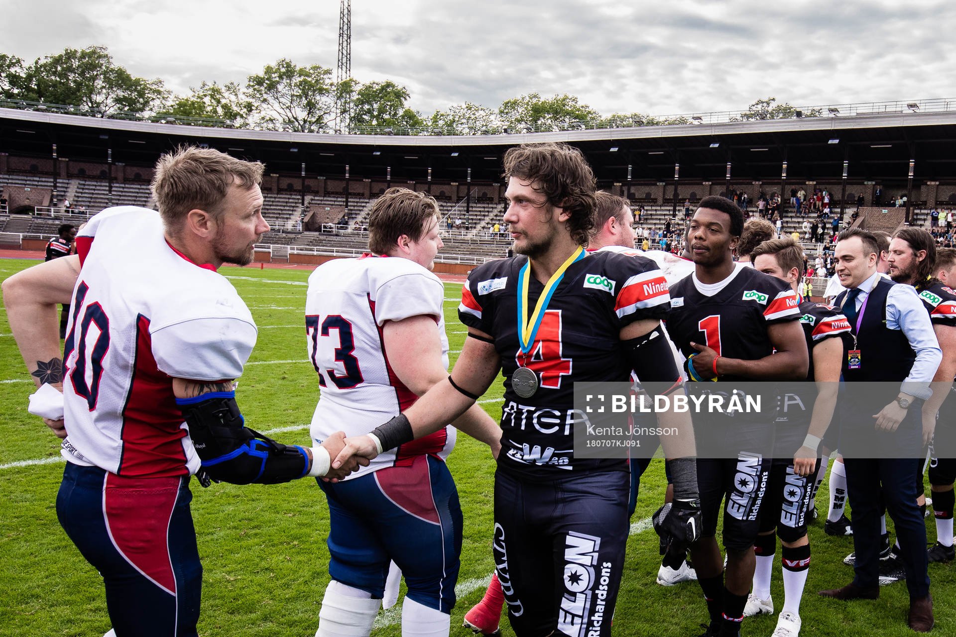 Carlstad Crusaders Marcus Johnsson (h) tackar Stockholm