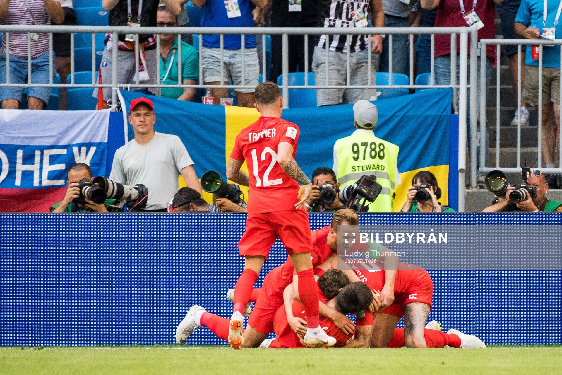 Players of England celebrate the 0-1 goal