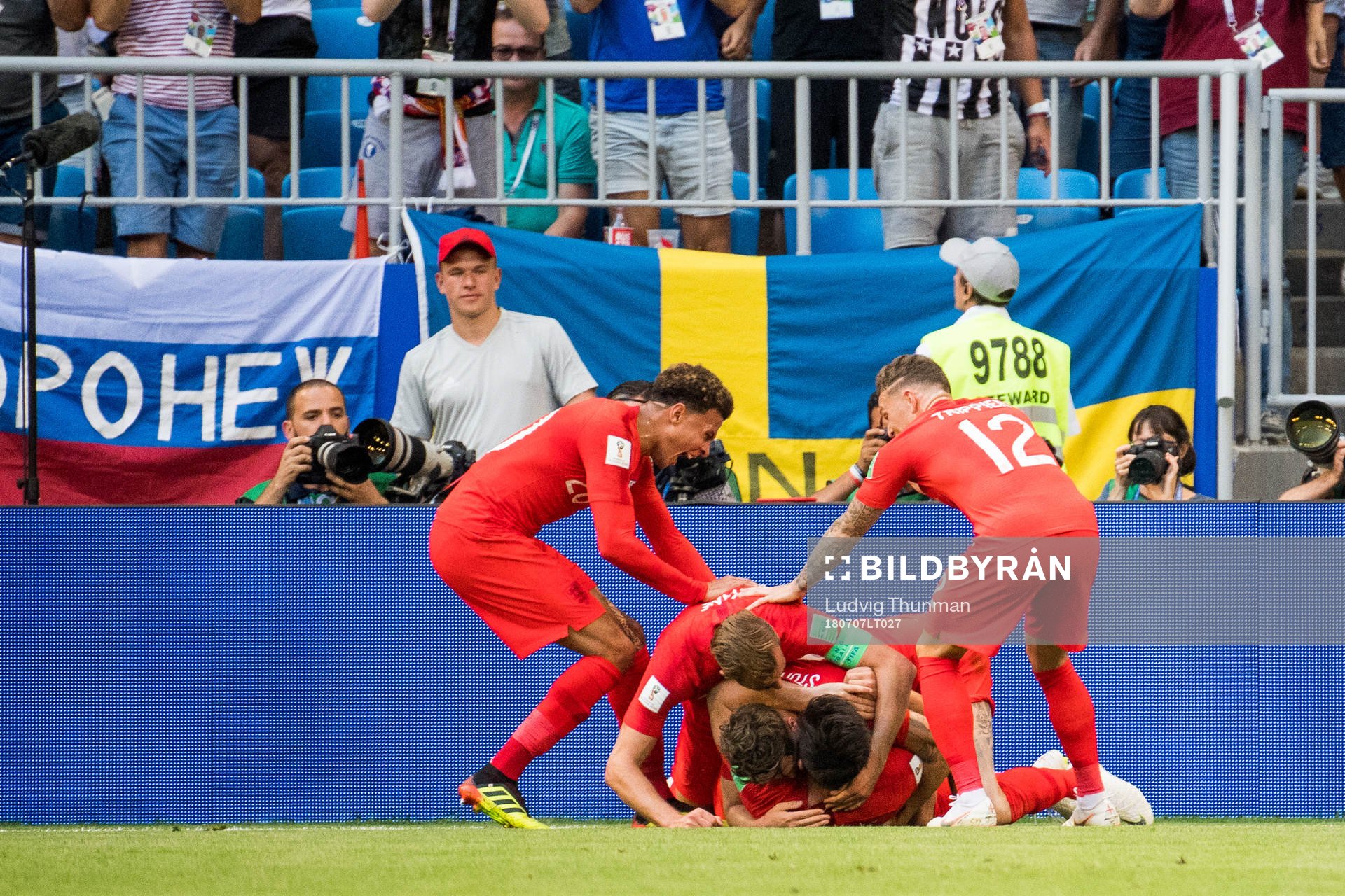 Players of England celebrate the 0-1 goal