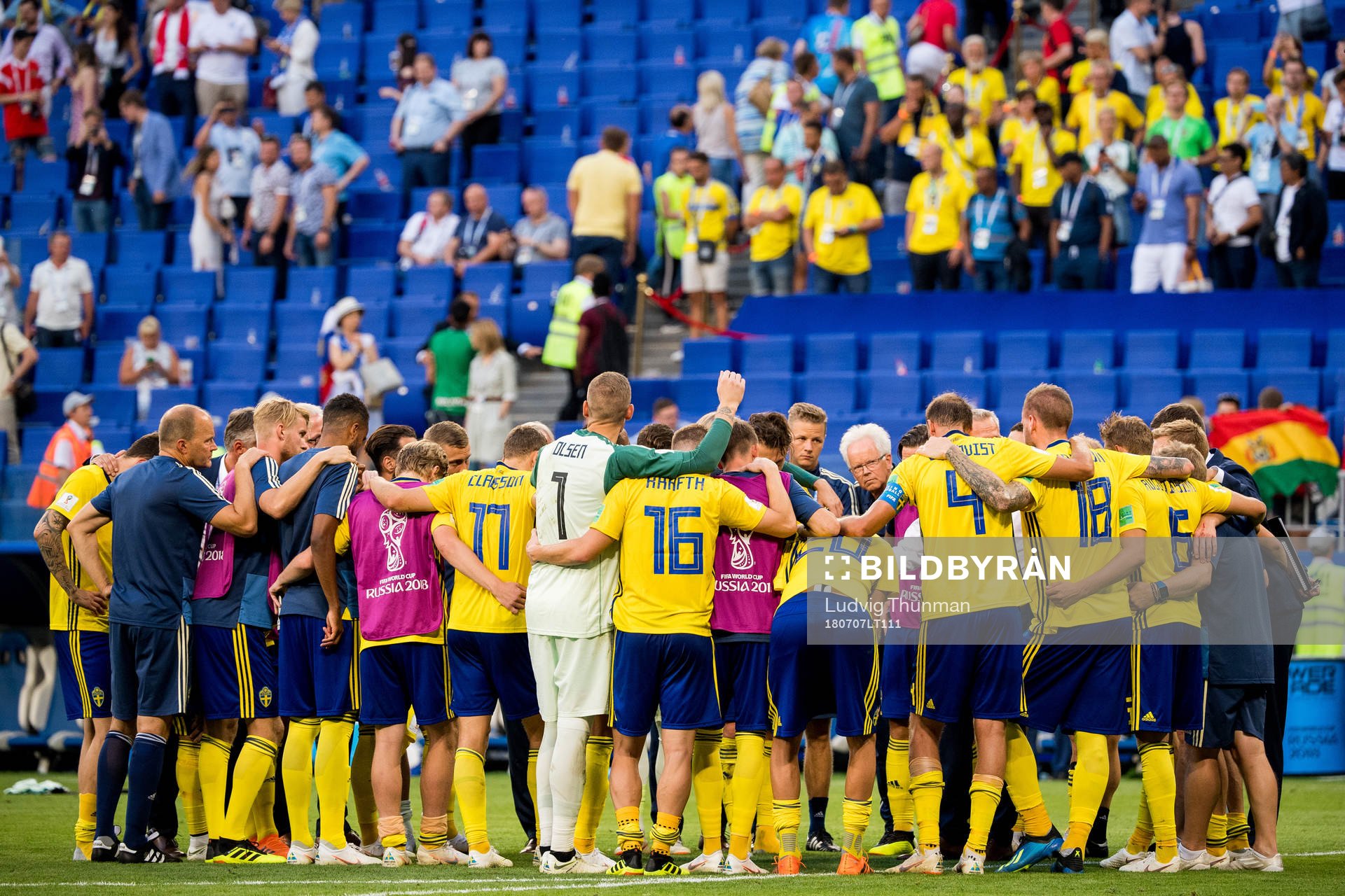 The players of Sweden gather in a ring