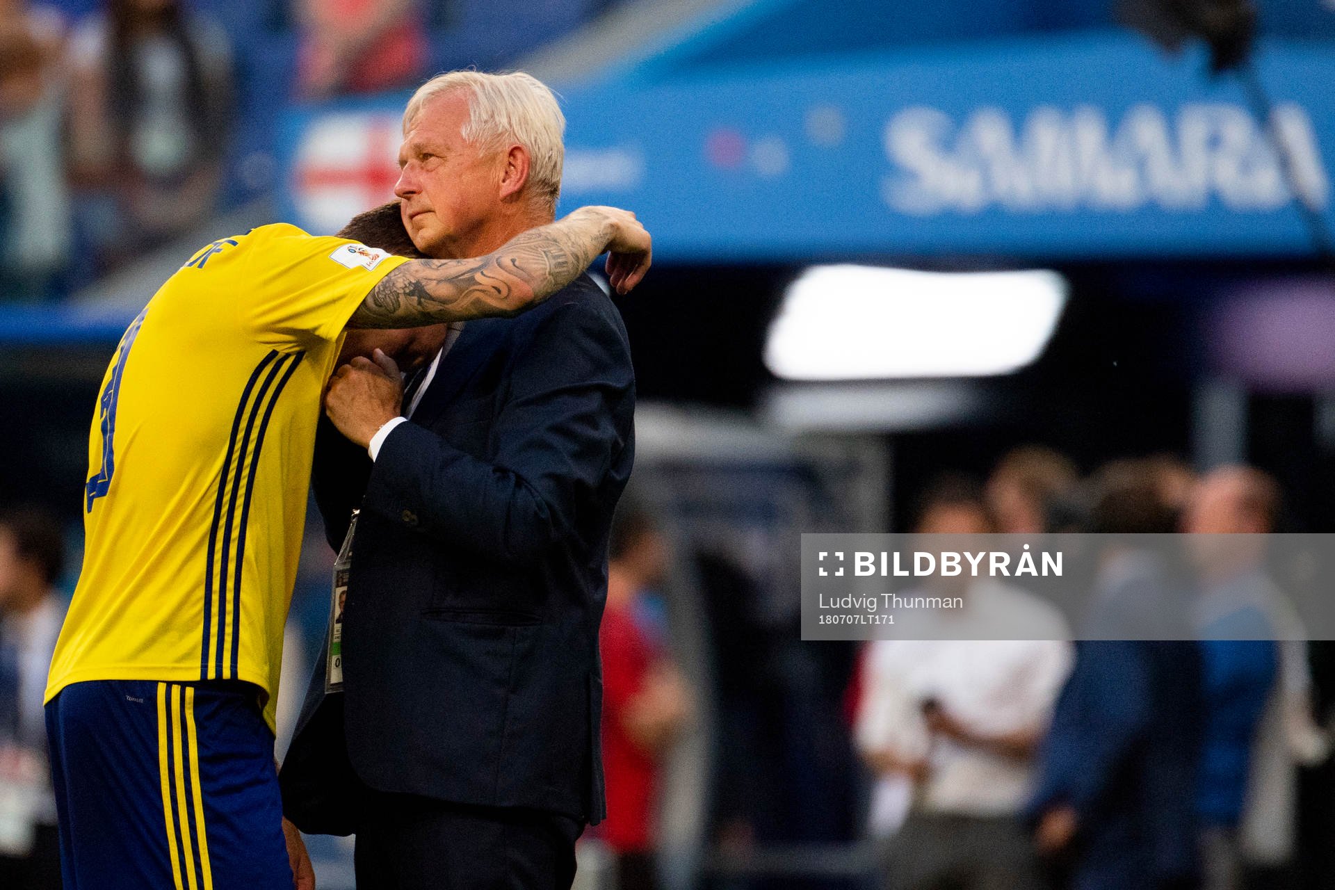 Team Manager Lars Richt hugs Victor Nilsson Lindelöf