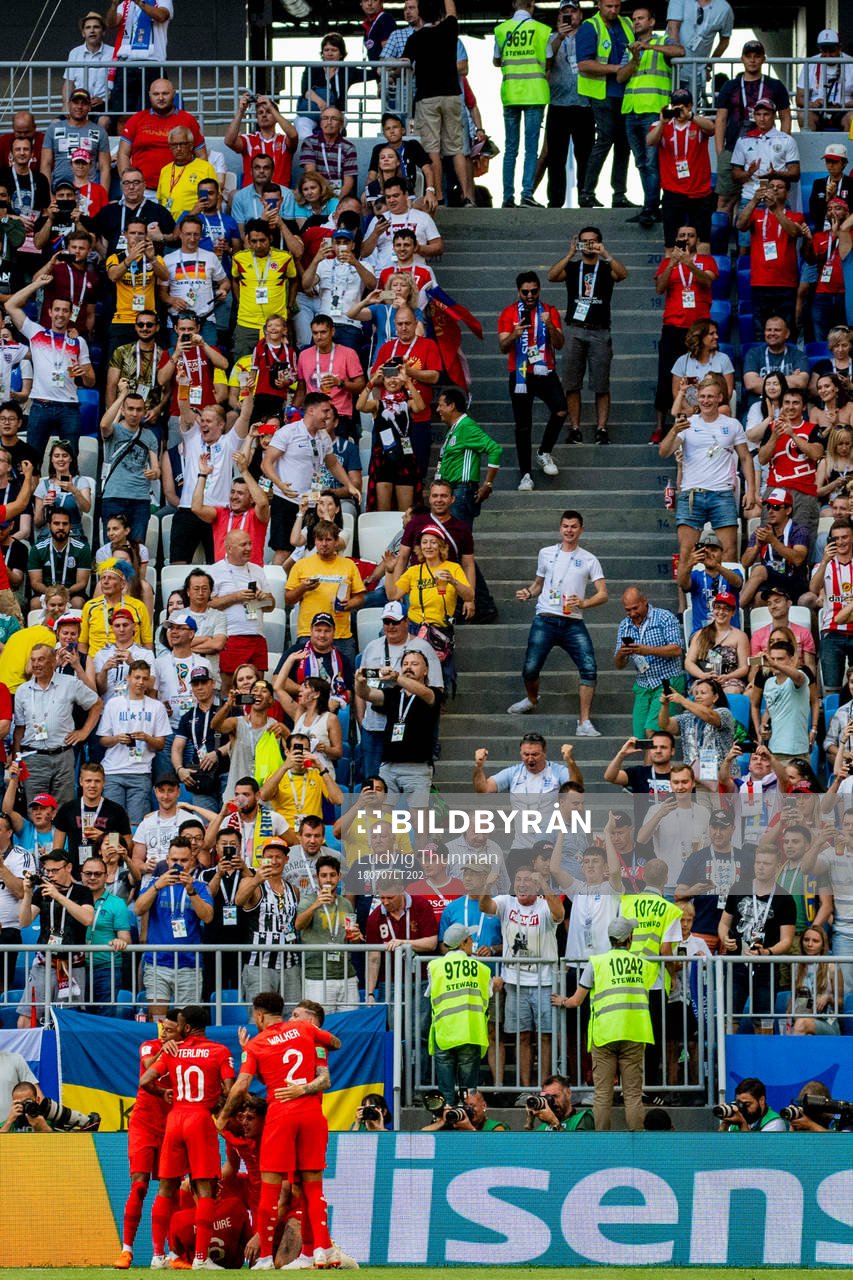Dele Alli of England celebrates the 0-2 with his teammates