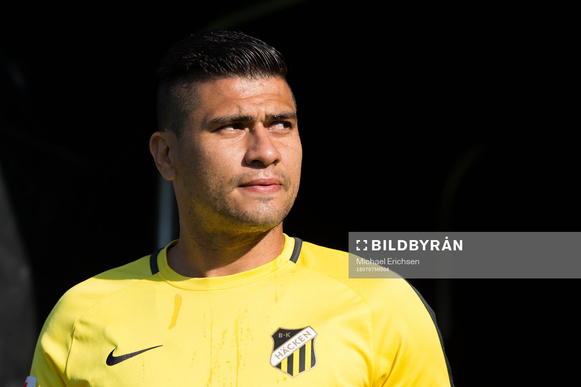 Häckens Paulinho på väg för att värma upp innan