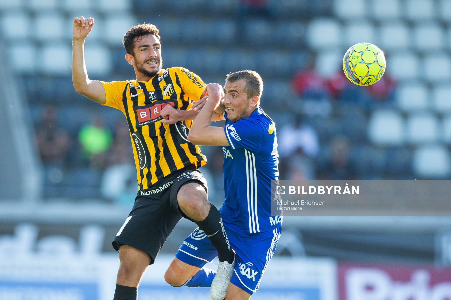 Häckens Daleho Irandust i kamp om bollen med Sundsvalls Dennis Olsson under fotbollsmatchen i allsvenskan mellan Häcken och GIF Sundsvall den 7 juli 2018 i Göteborg.