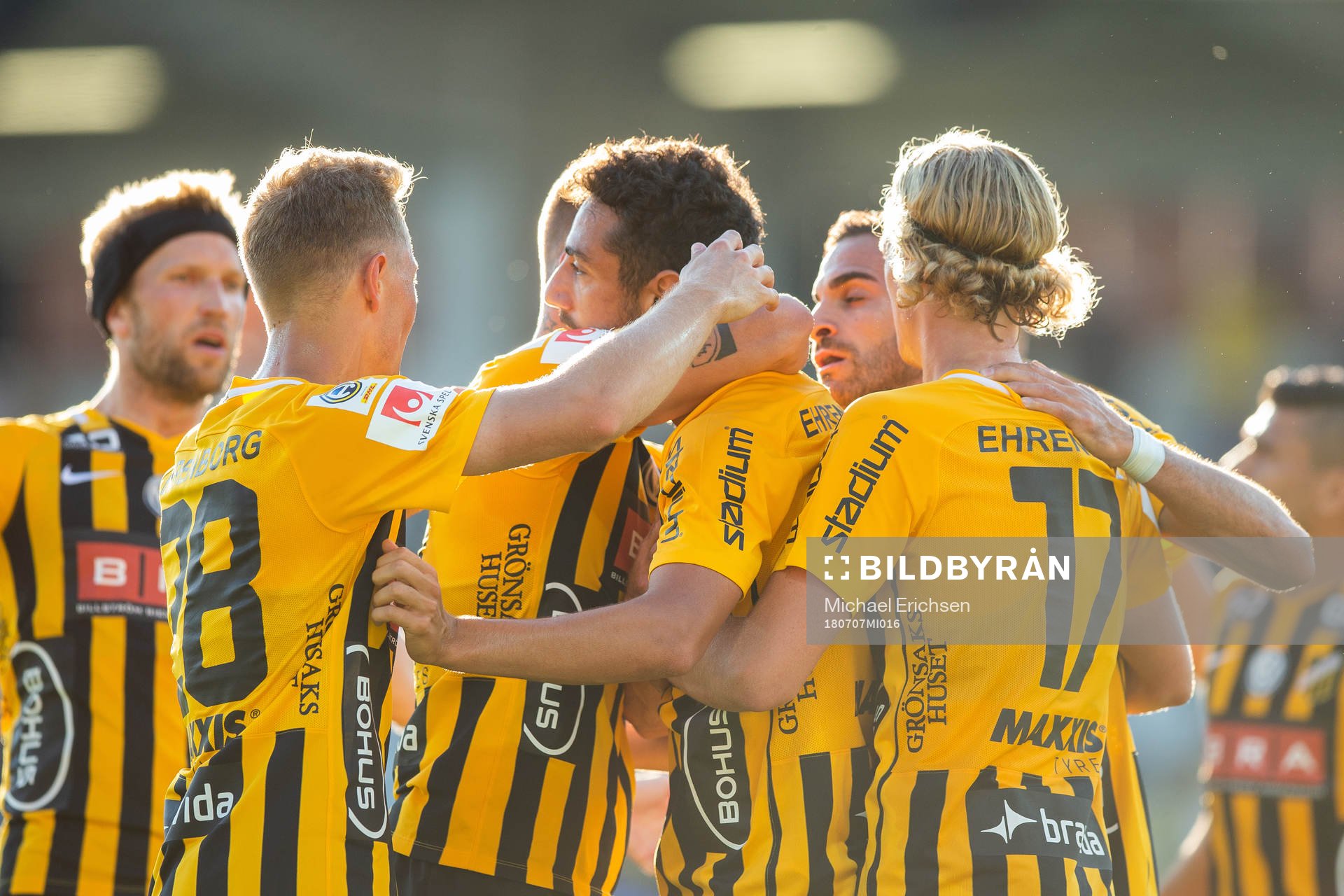 Häckens Daleho Irandust (mitten) jublar med lagkamrater